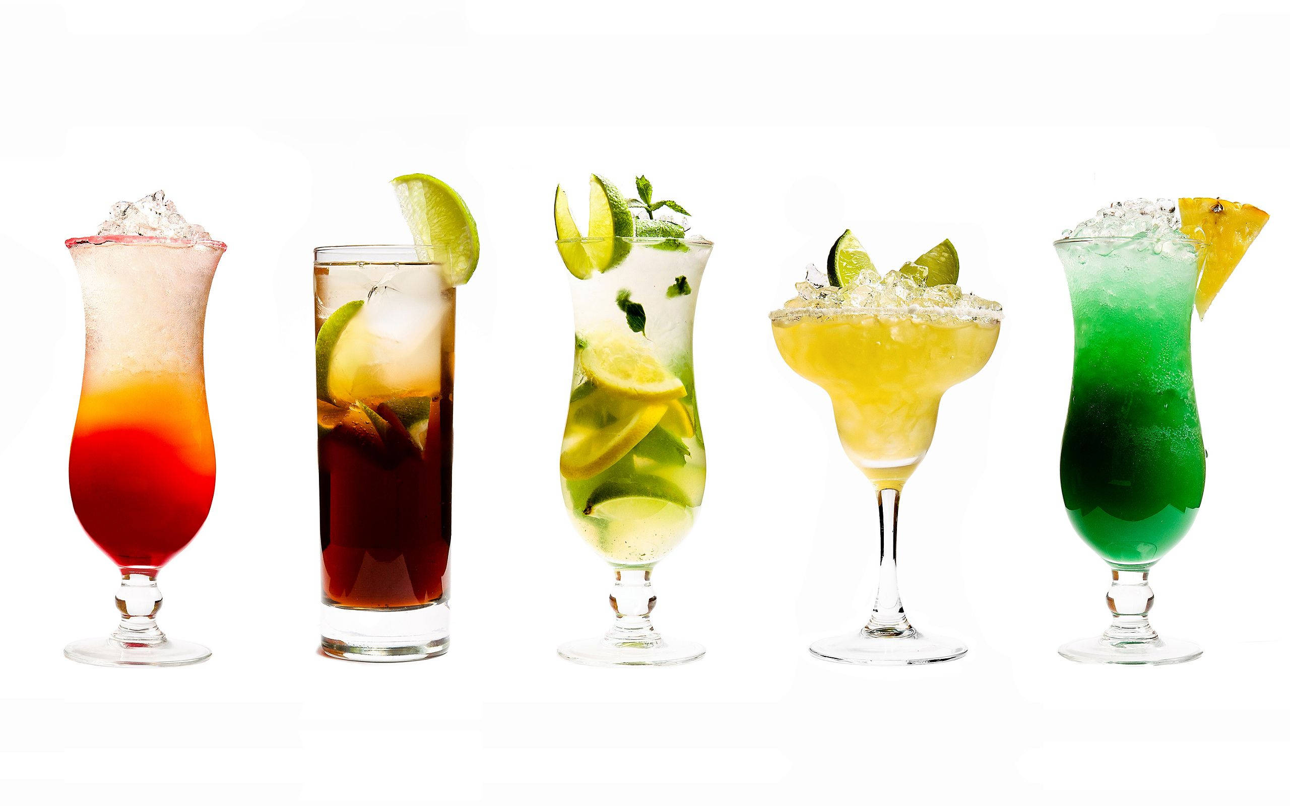 Drink 桌布 壁紙 — 五杯充滿活力的熱帶雞尾酒，裝在各種玻璃杯中，飾以柑橘和薄荷，襯以潔淨的白色背景。