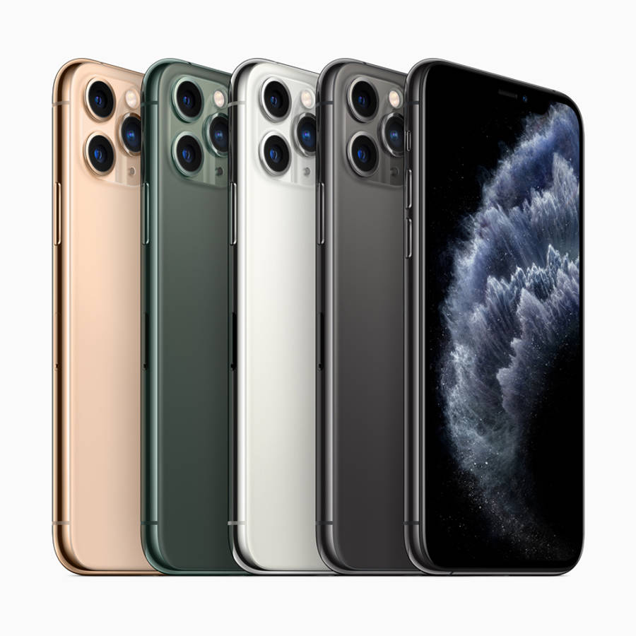 iPhone 11 桌布 壁紙 — 五款 iPhone 11 Pro Max 型號，金色、綠色、銀色、太空灰和黑色並排站立，展示其三鏡頭系統和動態顯示器。