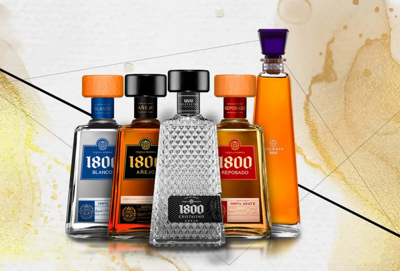alcohol 桌布 壁紙 — 五款不同顏色和飾面的1800龍舌蘭酒瓶，優雅地矗立在金色和白色的抽象背景前。
