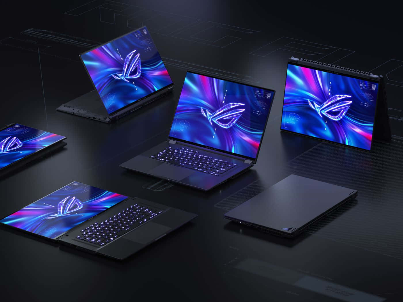 華碩 ROG 桌布 壁紙 — 五款時尚遊戲筆記型電腦在螢幕上顯示鮮豔的藍紫色發光 ROG 標誌，背景為深色科技主題。