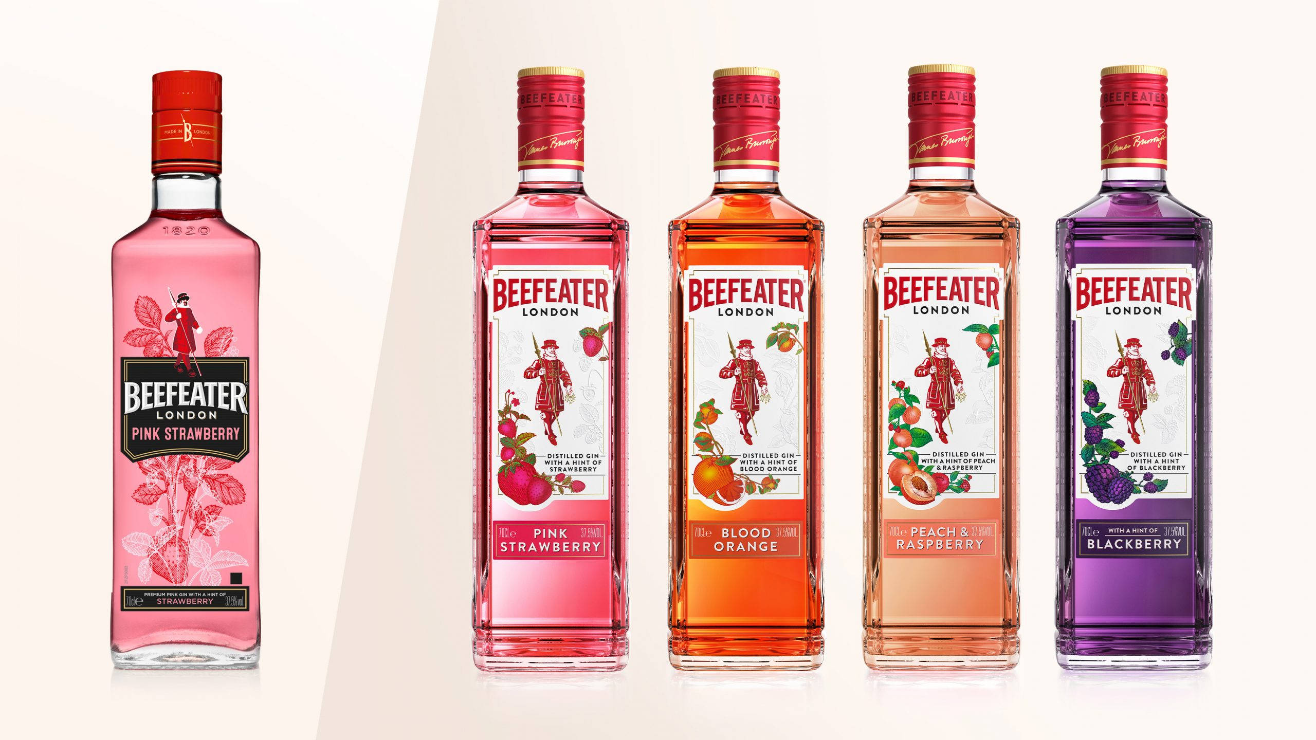 橘色 桌布 壁紙 — 五款色彩繽紛的Beefeater琴酒瓶，口味包括粉紅草莓和黑莓，整齊排列在柔和的米色背景上。