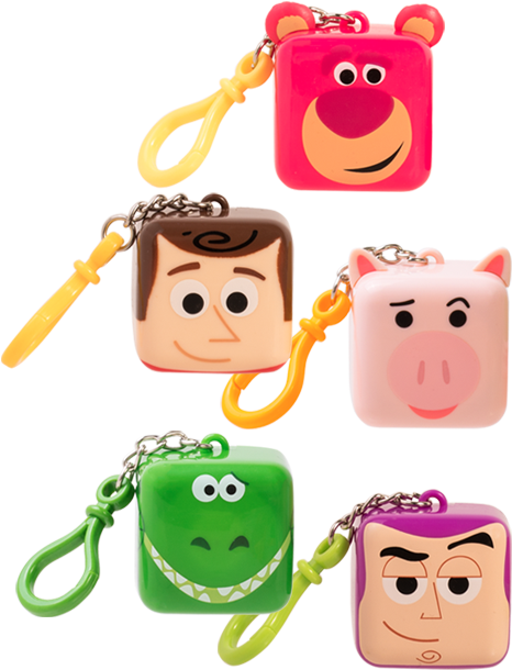 Woody Toy Story 桌布 壁紙 — 五款色彩繽紛的方形鑰匙圈，印有玩具總動員角色，附有夾子，背景簡潔。