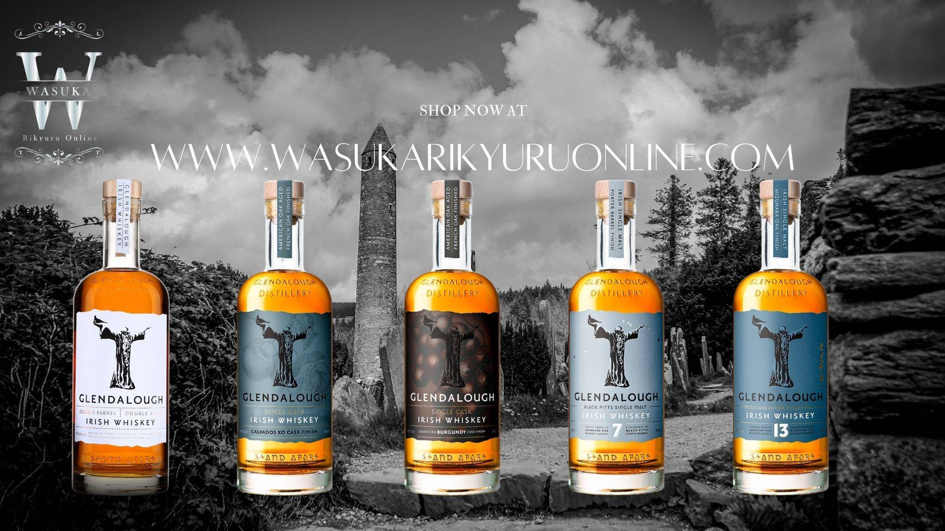 Whiskey 桌布 壁紙 — 五瓶 Glendalough 愛爾蘭威士忌，裝有琥珀色液體，排列成一排，背景是陰鬱的黑白墓地，有一座方尖碑。