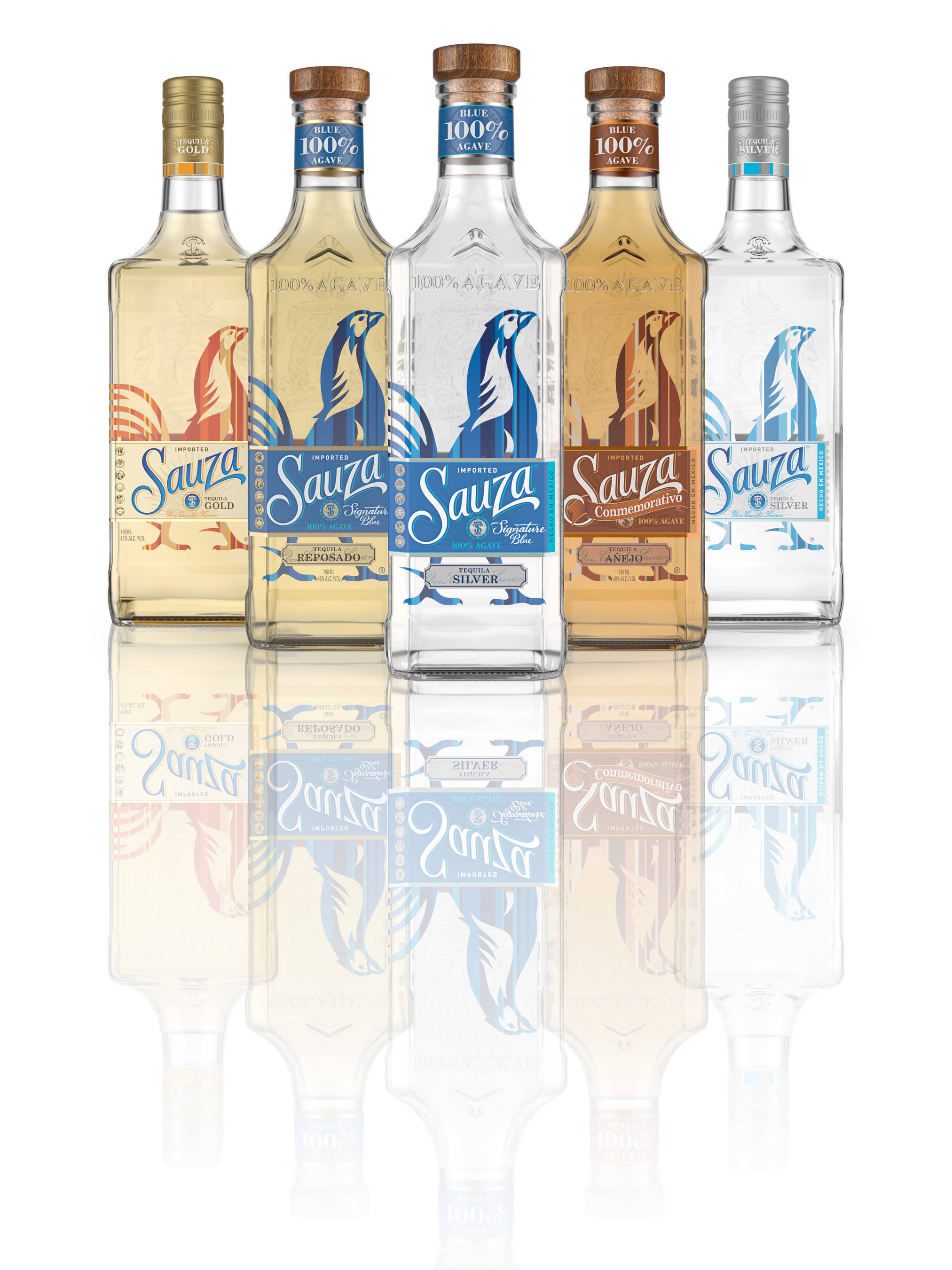 墨西哥 桌布 壁紙 — 五瓶 Sauza 龍舌蘭酒（金色、藍色和銀色版本）排成一排，放在反光的白色表面上。