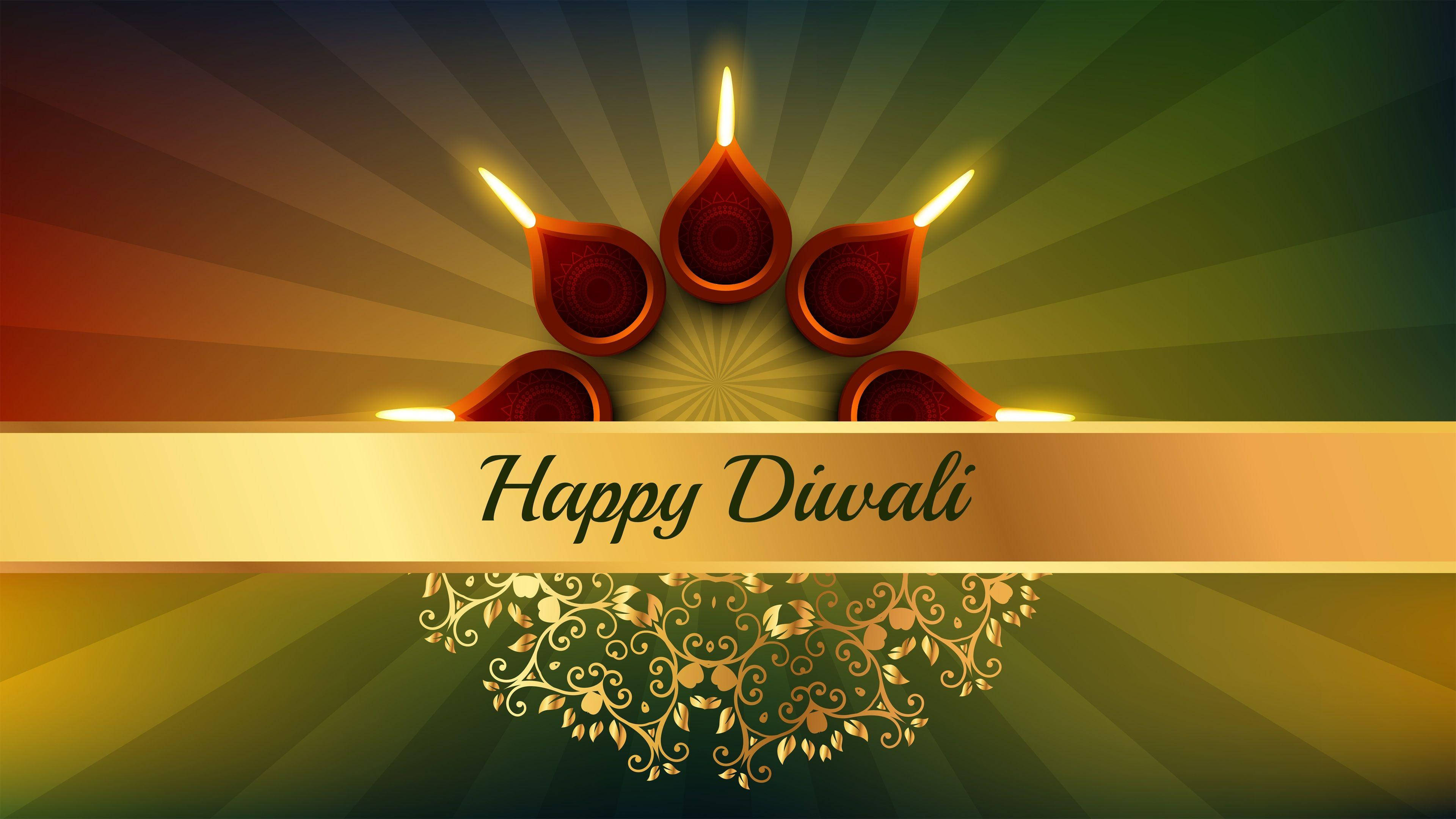 Happy Diwali 桌布 壁紙 — 五盞發光的紅色油燈在漸變背景上散發溫暖，金色橫幅宣告著Happy Diwali。