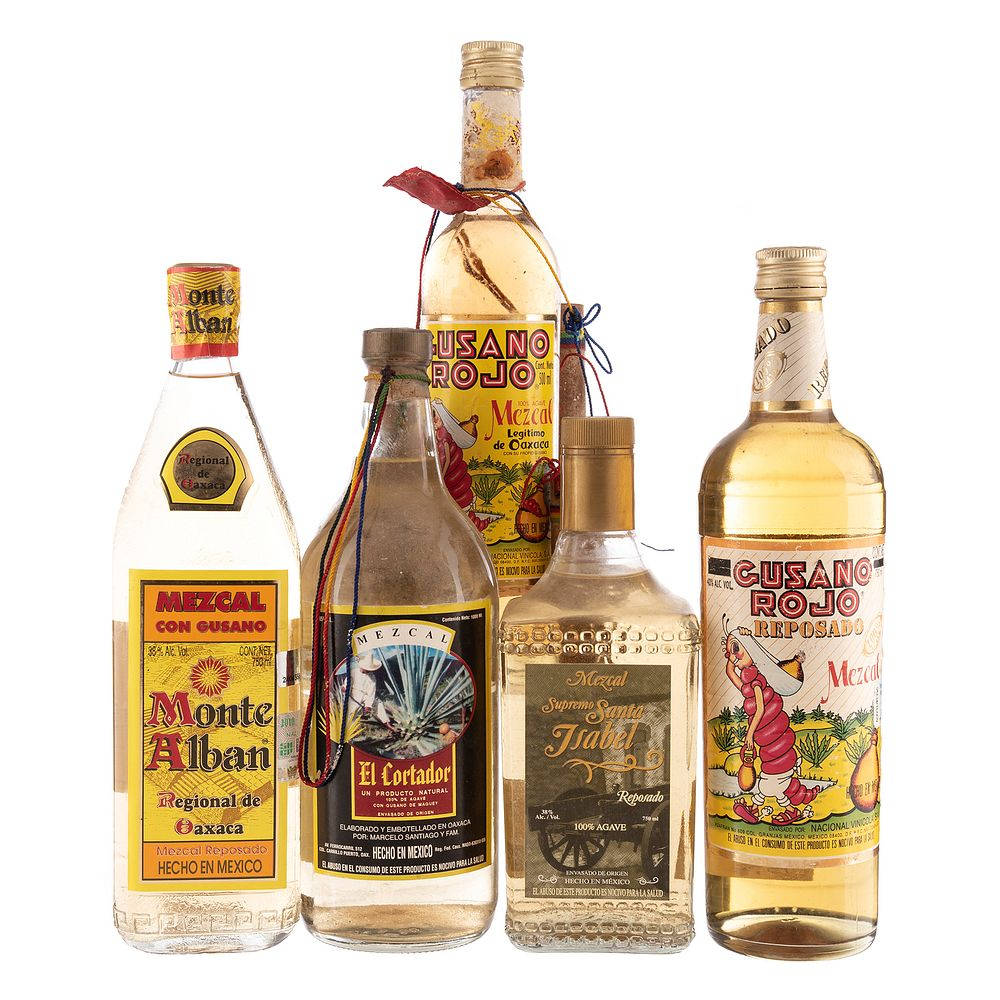 Drink 桌布 壁紙 — 五種不同的梅斯卡爾酒，裝在各種玻璃瓶中，帶有彩色標籤，立在潔白的背景前。