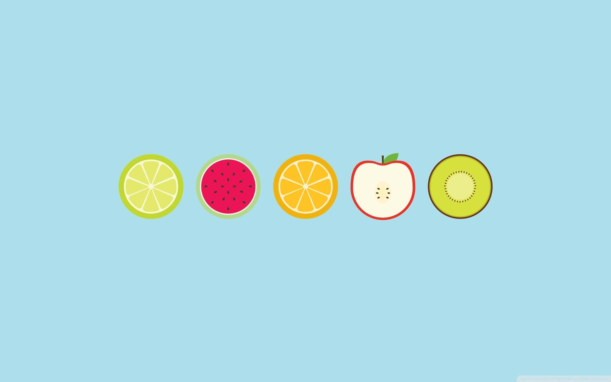 Fruit 桌布 壁紙 — 五種色彩繽紛的切片水果：萊姆、西瓜、柳橙、蘋果和奇異果，在淺藍色背景上排成一排。