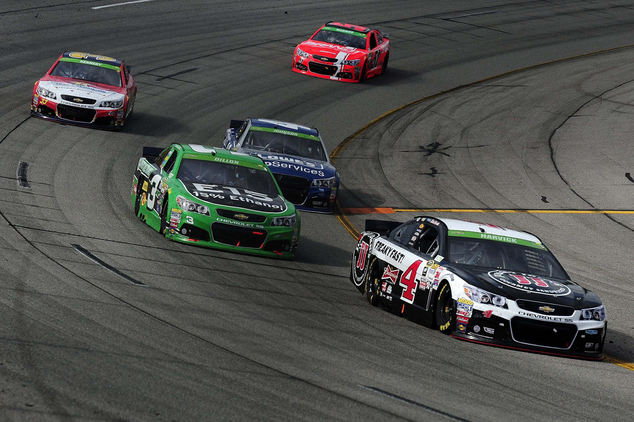 nascar 桌布 壁紙 — 五輛NASCAR賽車在陽光普照的瀝青賽道上激烈爭奪位置，輪胎痕跡清晰可見。