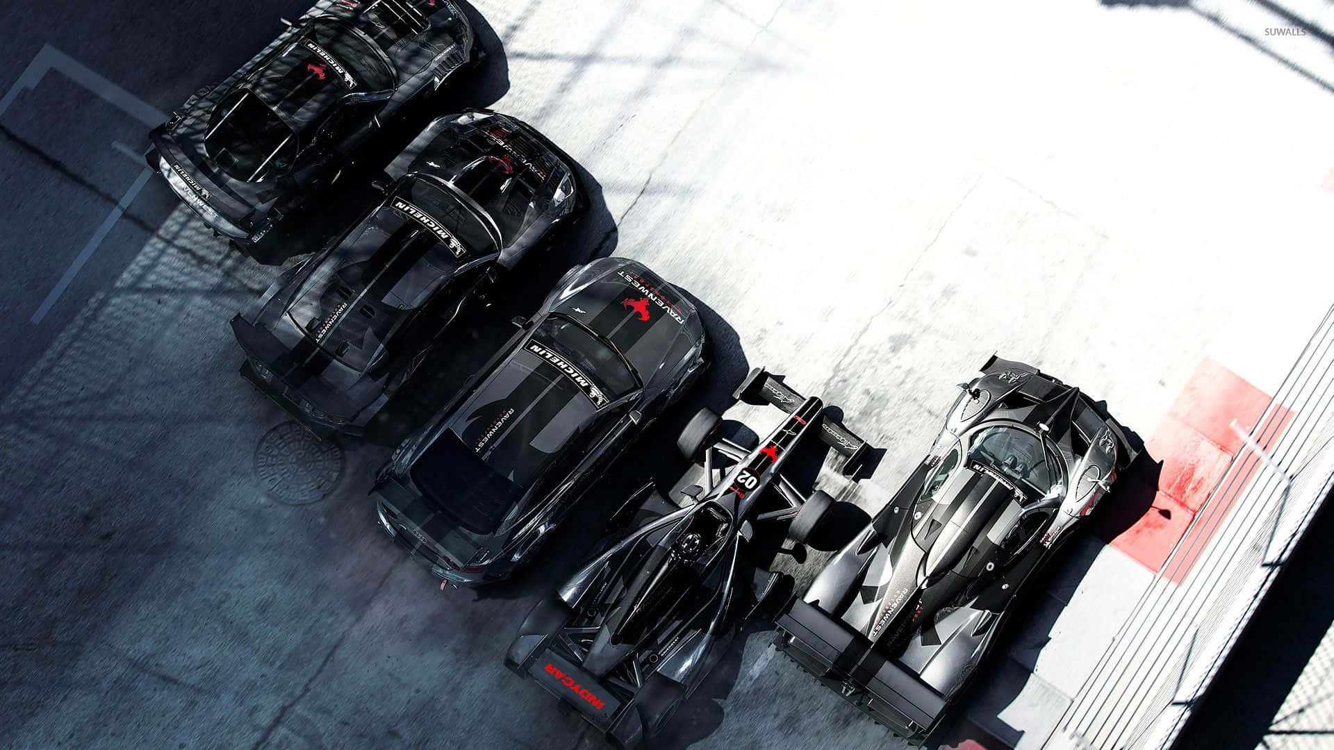 race car 桌布 壁紙 — 五輛時尚黑色超級跑車和一輛賽車並排停放在陽光普照的混凝土賽道上。