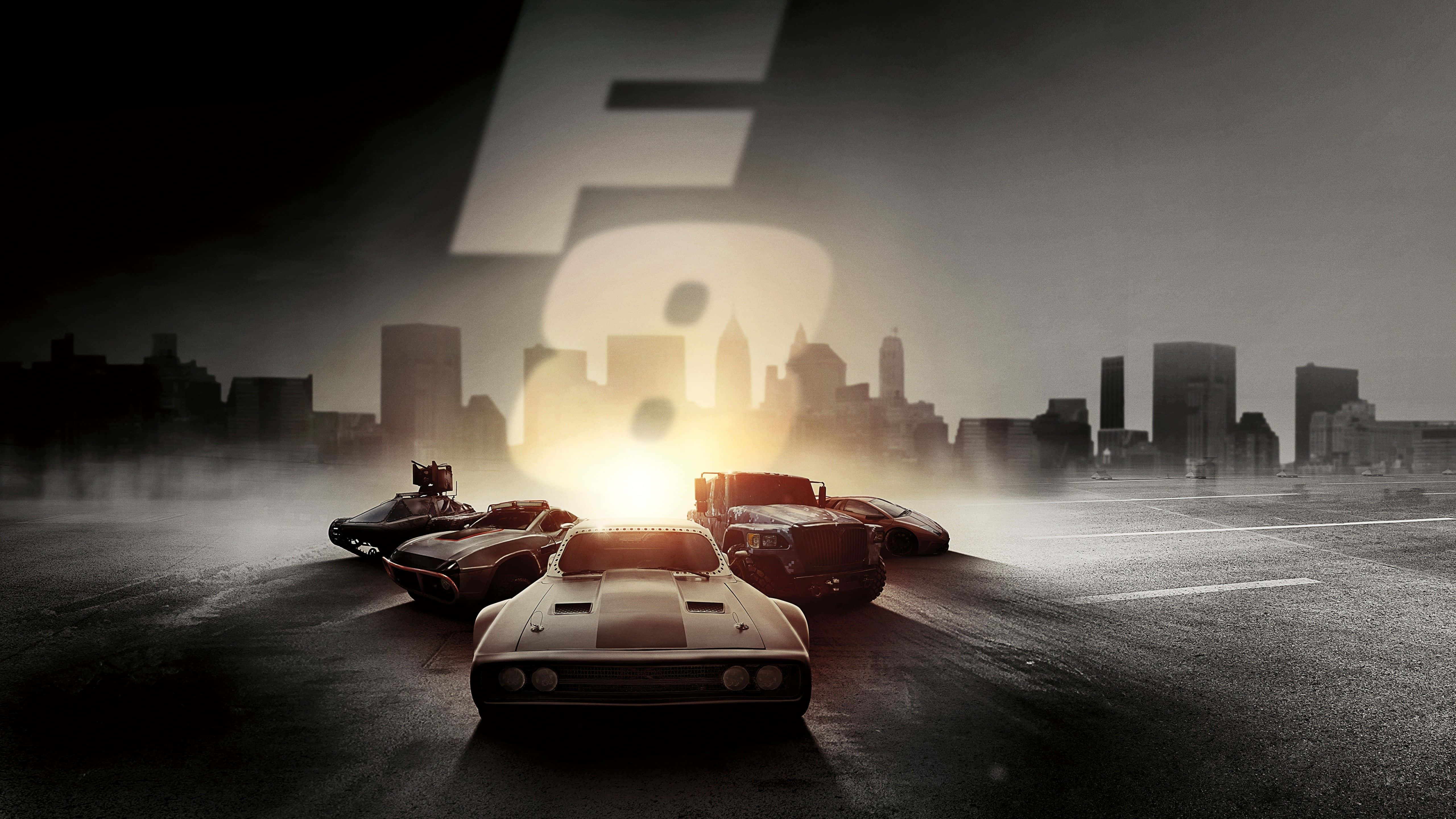 Fast And Furious 桌布 壁紙 — 五輛經典肌肉車在黎明時分，朝著煙霧瀰漫的城市天際線中發光的「F8」標誌競速。