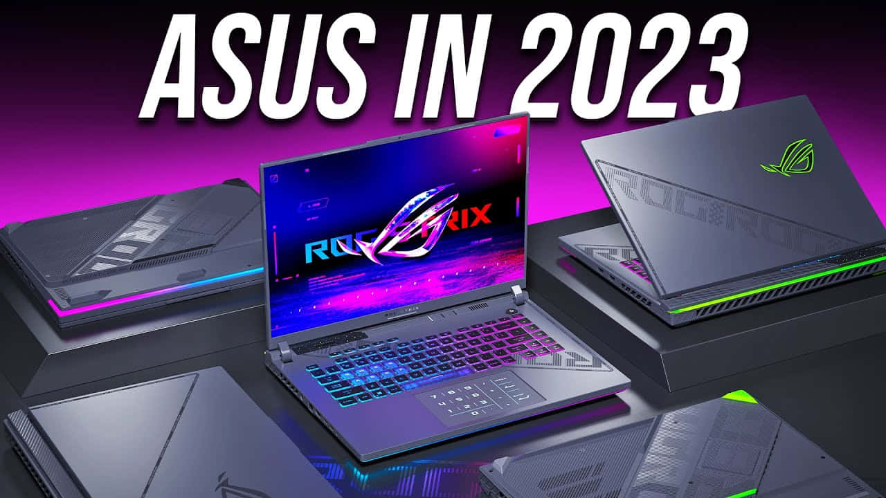 華碩 ROG 桌布 壁紙 — 五部 ASUS ROG 遊戲筆記型電腦，配備發光 RGB 鍵盤和鮮豔螢幕，顯示在紫色漸變背景上。