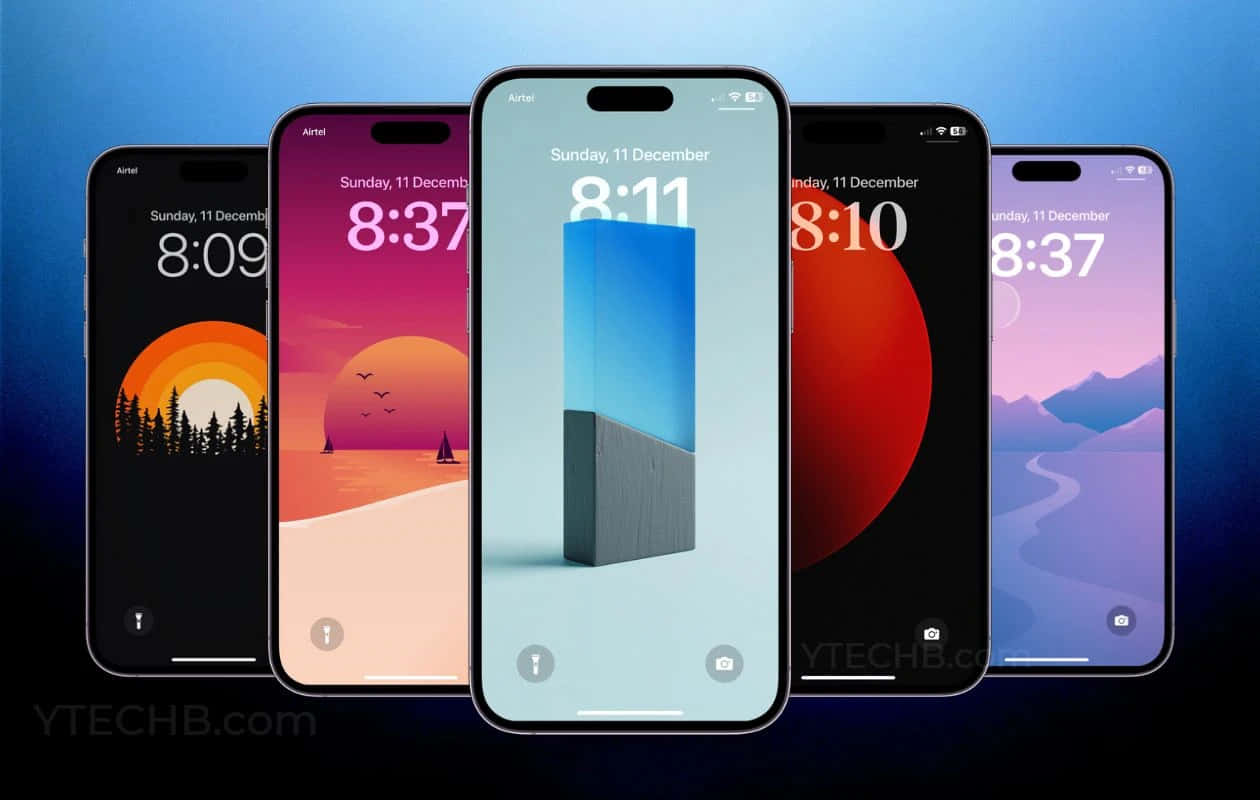 Minimal iPhone 桌布 壁紙 — 五部智慧型手機展示充滿活力的桌布，包括日落、山脈和一個藍色幾何圖案方塊，背景為漸變藍色。