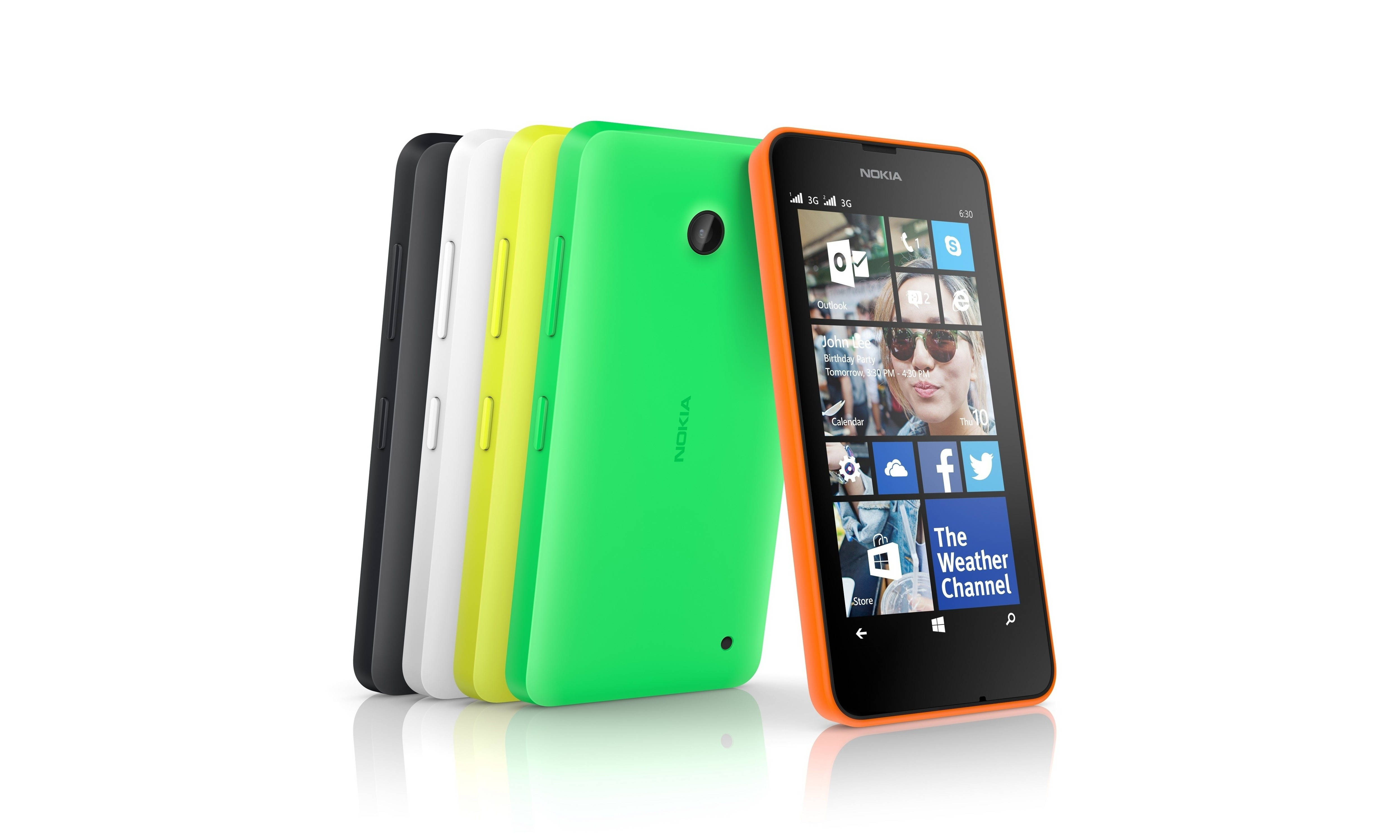 諾基亞 桌布 壁紙 — 五部色彩繽紛的Nokia Lumia手機排成一列，放在白色反光表面上，其中一部橙色手機顯示其Windows Phone介面。