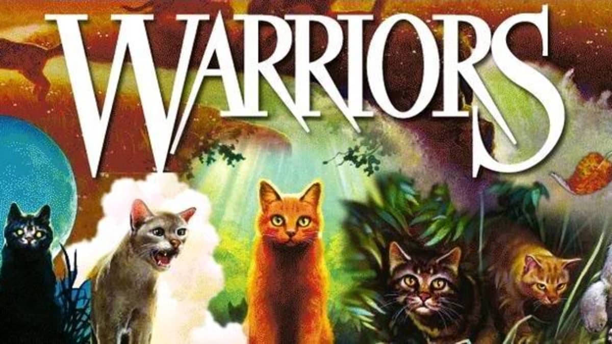 Cats 桌布 壁紙 — 五隻兇猛的貓咪，眼睛發光，站在神秘的森林中，頭頂是發光的月亮和火紅的天空。
