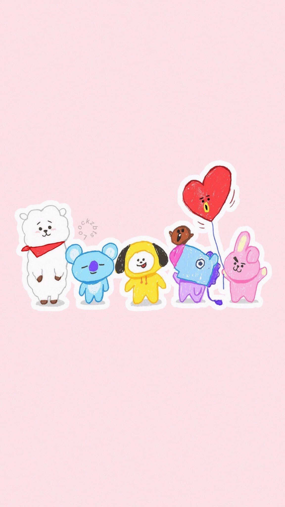 BT21 桌布 壁紙 — 五隻可愛的卡通動物穿著色彩繽紛的服裝，一起站在柔和的粉紅色背景前，拿著一個紅色心形氣球。