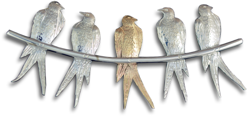 budgie 桌布 壁紙 — 五隻帶有金屬光澤的玻璃燕子棲息在一條彎曲的電線上，背景為純黑色。