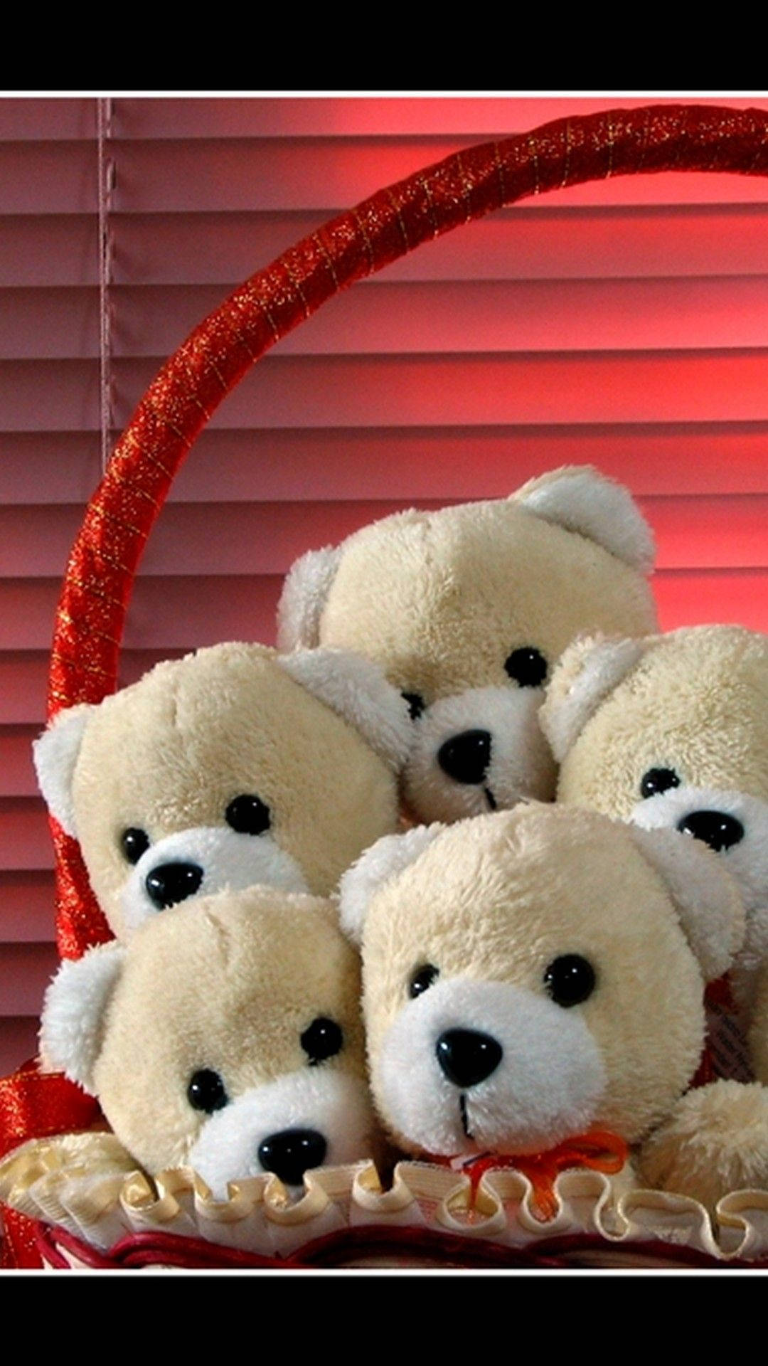 Teddy Bear 桌布 壁紙 — 五隻毛絨絨的米色泰迪熊依偎在紅色閃亮籃子裡，背景是紅色百葉窗，在溫暖燈光下。