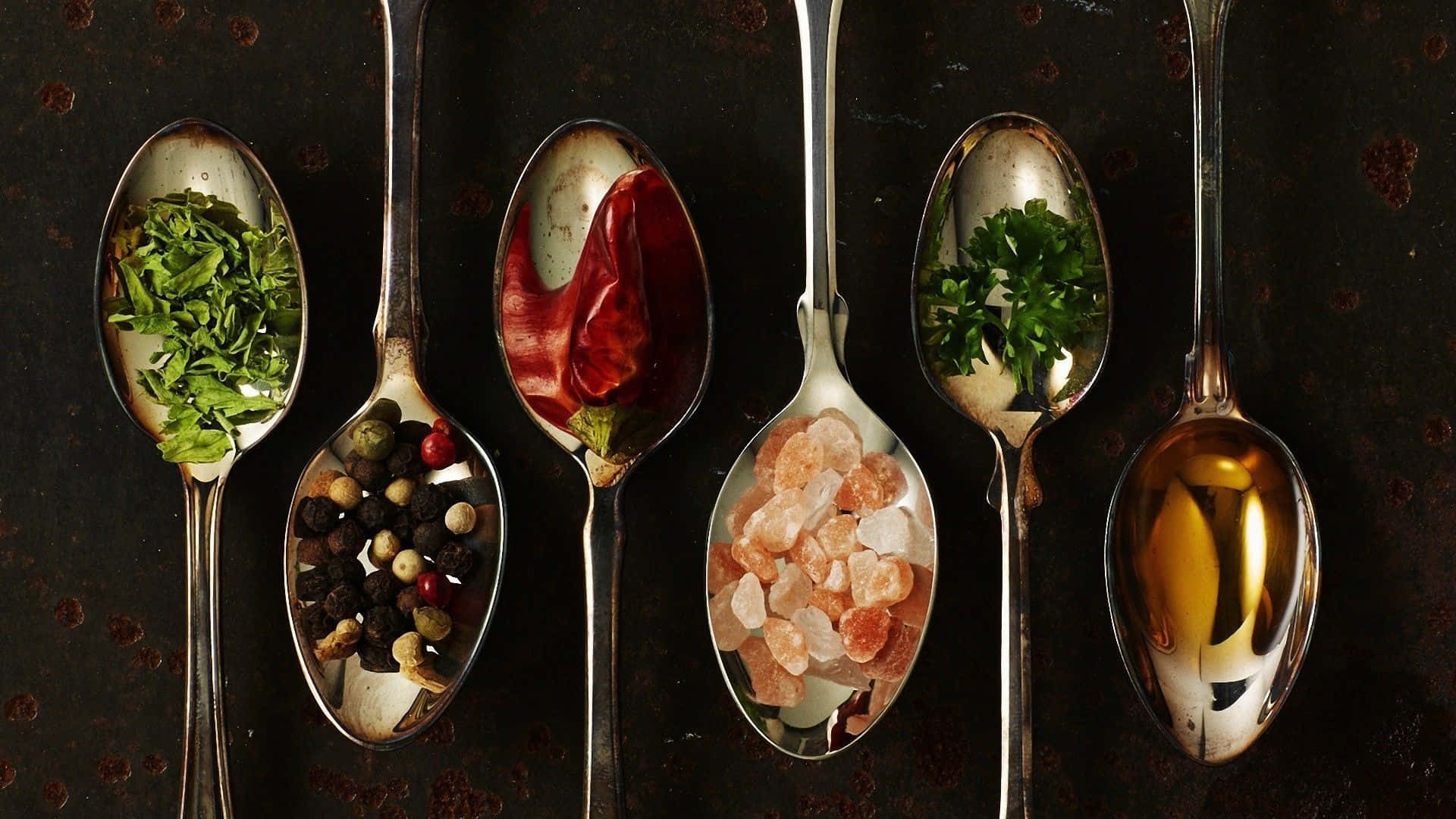 Food Photography 桌布 壁紙 — 五隻湯匙盛載著鮮豔的烹飪食材，襯托著深色鄉村背景。