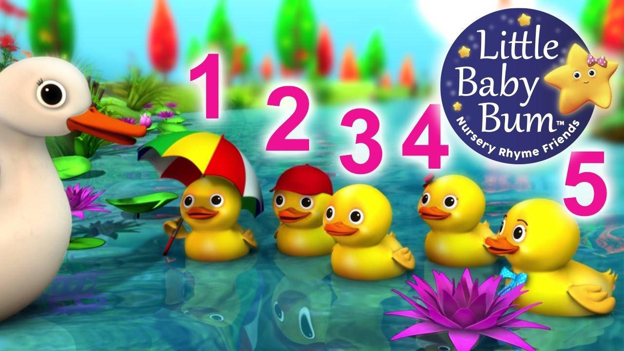 鴨子 桌布 壁紙 — 五隻編號一至五的卡通鴨子在色彩繽紛的池塘中涉水，旁邊有鴨媽媽和鮮豔的蓮花。