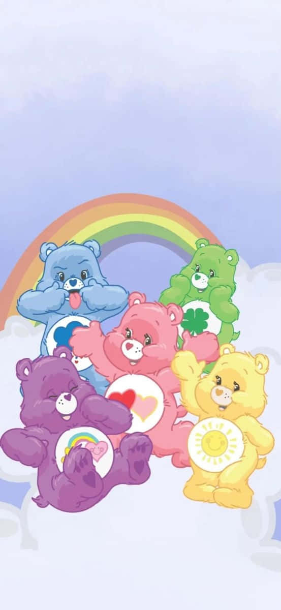 雲朵 桌布 壁紙 — 五隻色彩繽紛的Care Bears帶有心形圖案，一起坐在彩虹下的 fluffy 雲朵上，背景是柔和的藍天。