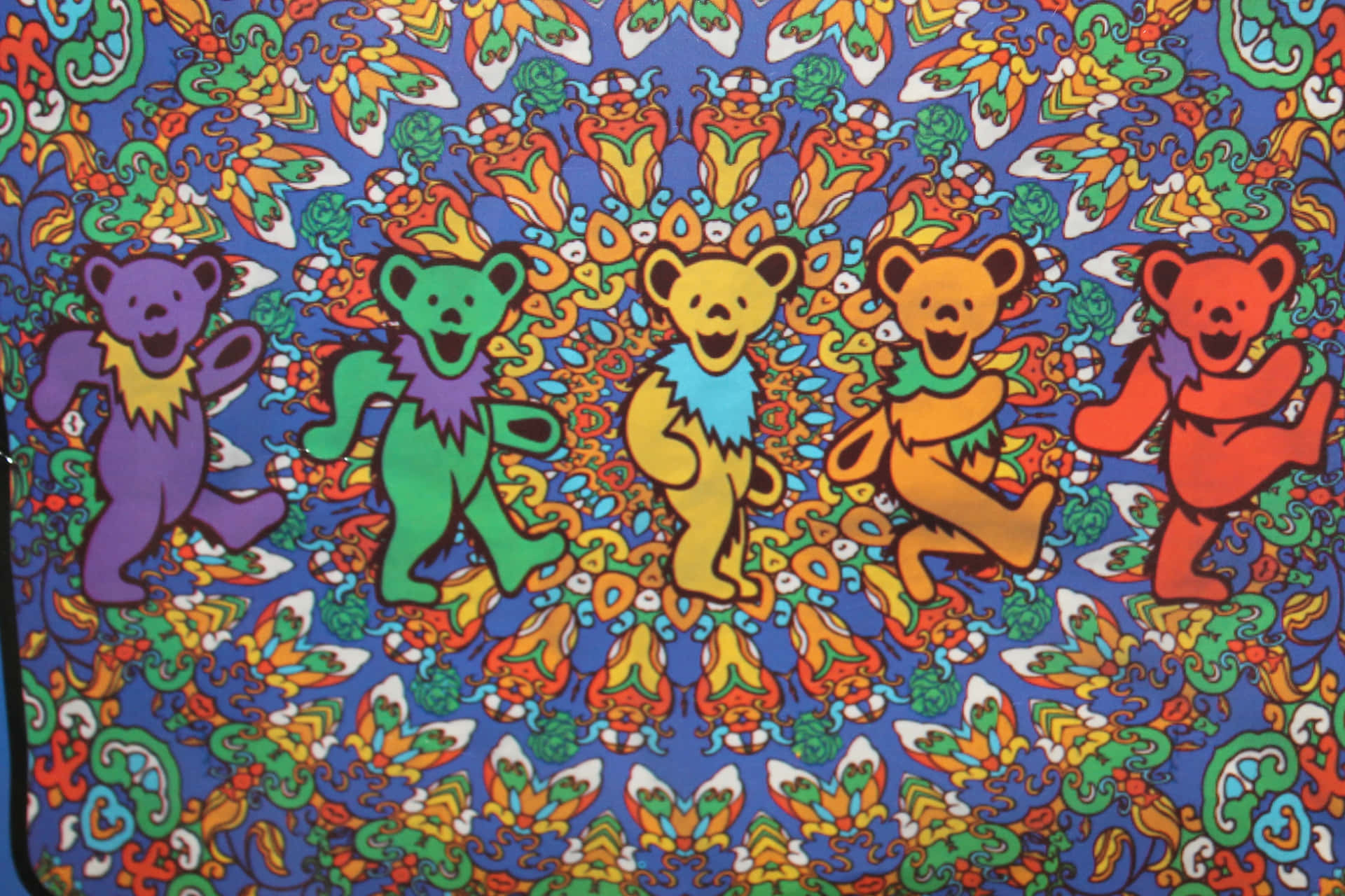 五隻跳舞熊，迷幻色彩，藍色圖案背景。