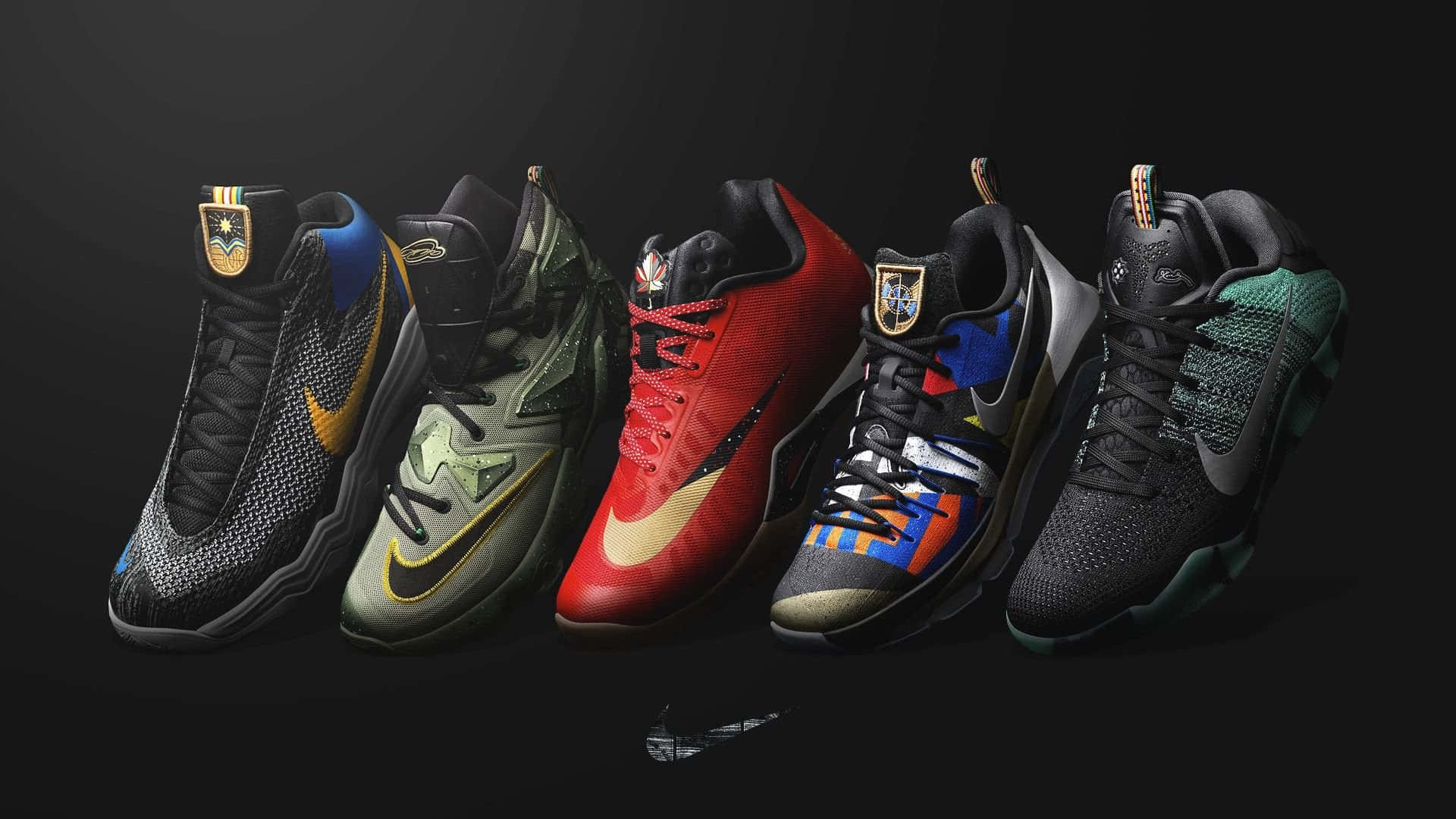 Sneaker 桌布 壁紙 — 五雙色彩鮮豔的 Nike 籃球運動鞋，採用大膽配色，在深色背景上呈現，帶有微妙的燈光亮點。