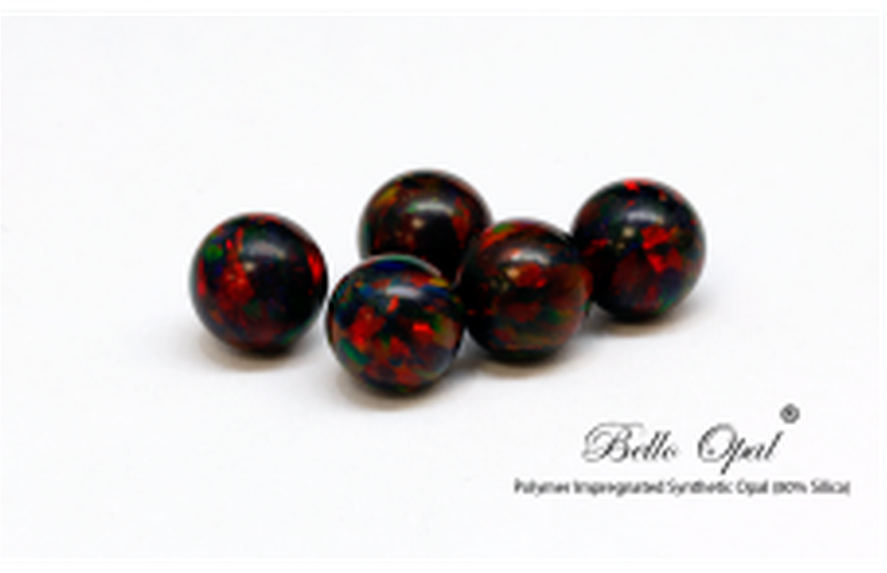 Gemstone 桌布 壁紙 — 五顆光澤黑色蛋白石珠子，帶有火紅、綠色和藍色閃光，放置在純白表面上。