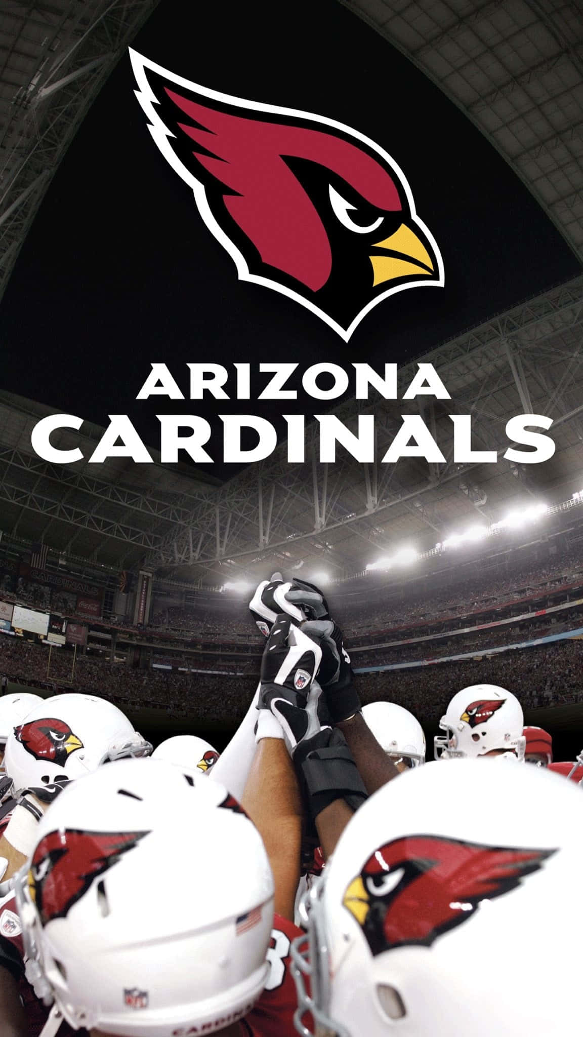 Arizona Cardinals 桌布 壁紙 — 亞利桑那紅雀隊的足球員戴著白色頭盔，在球場燈光下慶祝，頭頂有球隊標誌。