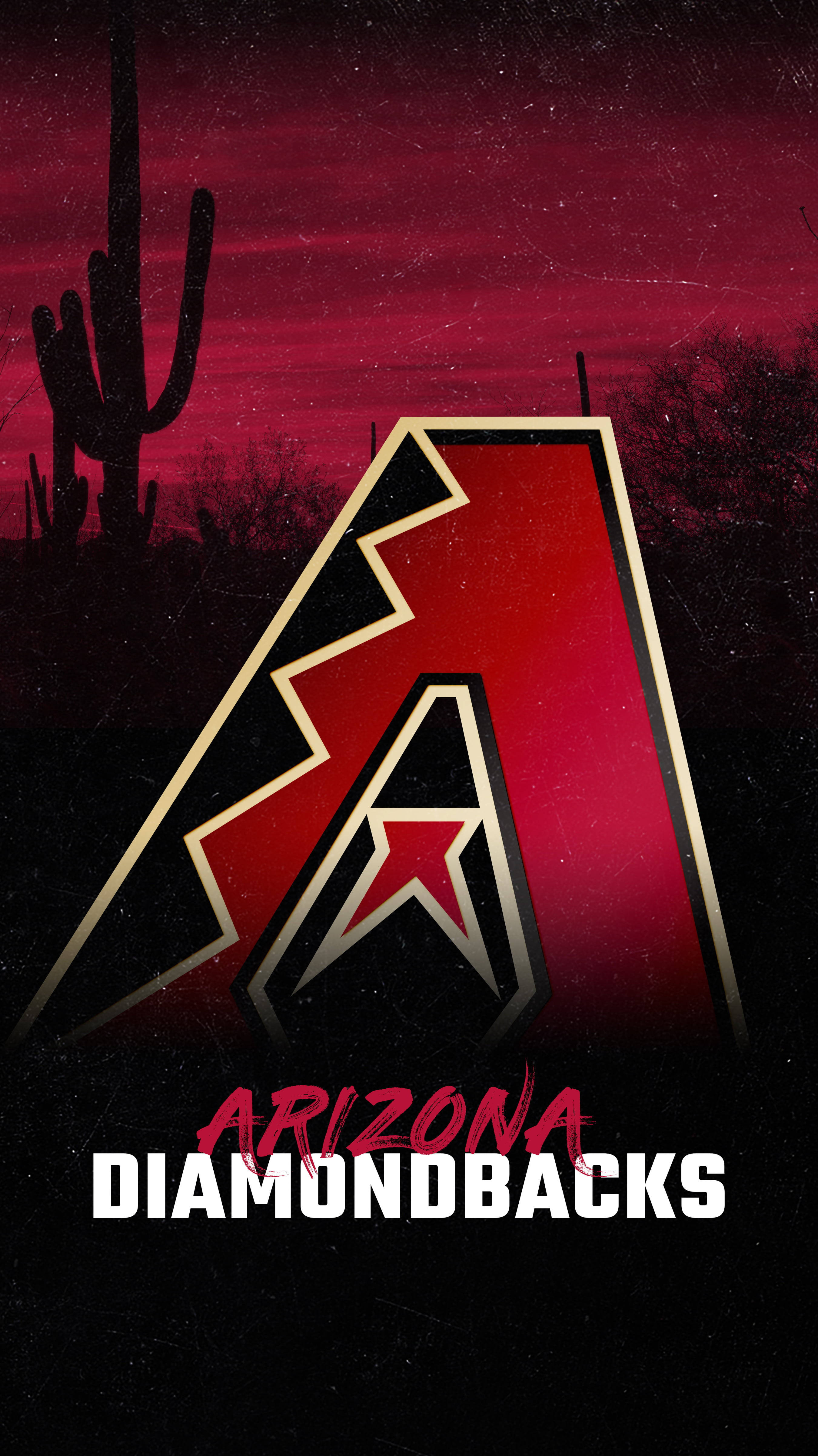 Arizona 桌布 壁紙 — 亞利桑那響尾蛇隊標誌在沙漠暮色天空下發出紅光，襯托著剪影的薩瓜羅仙人掌。