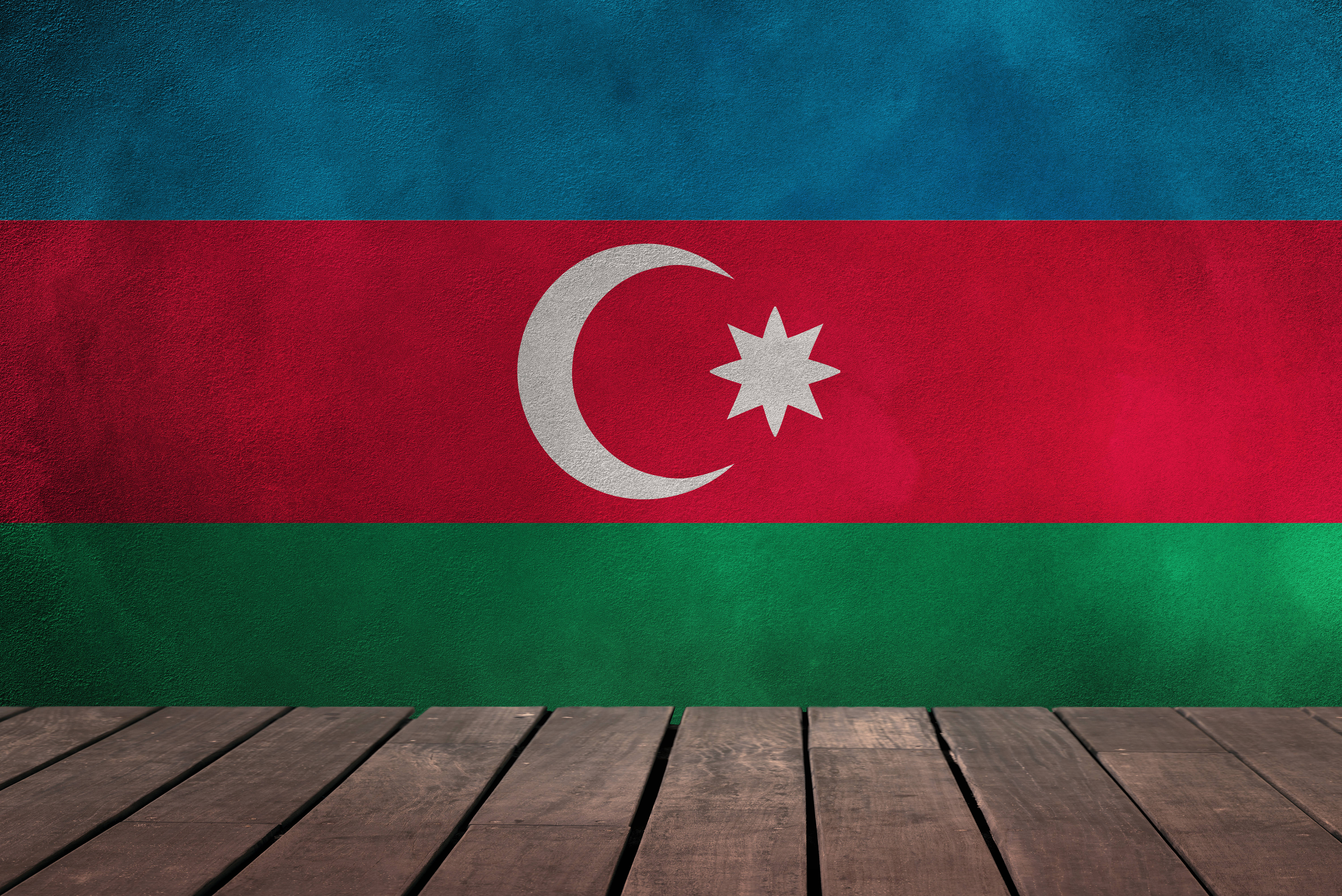 Azerbaijan 桌布 壁紙 — 亞塞拜然國旗繪在紋理牆上，前景有木地板。