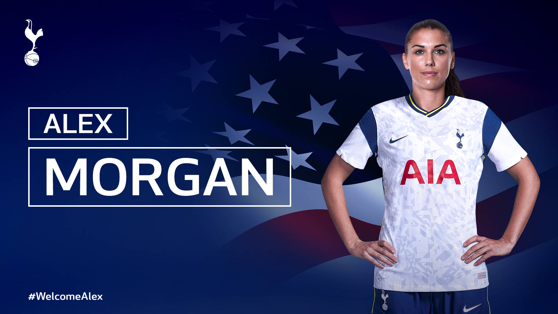 Alex Morgan 桌布 壁紙 — 亞歷克斯·摩根自信地穿著她的托特納姆熱刺球衣，背景是風格化的美國國旗。