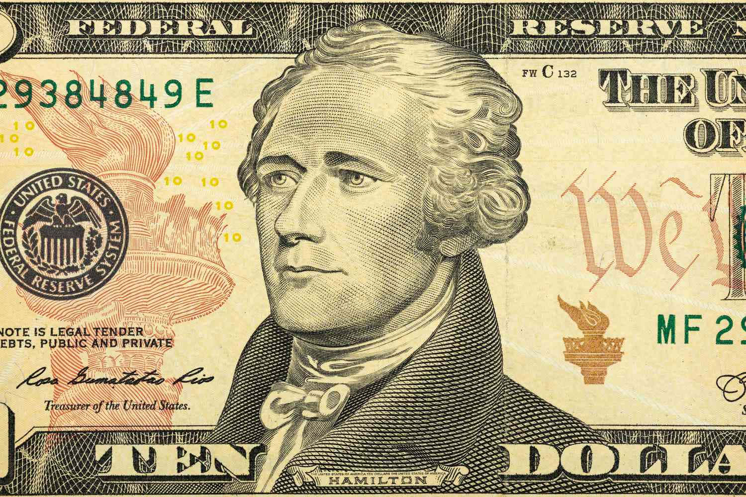 Alexander Hamilton 桌布 壁紙 — 亞歷山大·漢密爾頓肖像在十美元美國鈔票上的特寫，帶有複雜的雕刻和褪色的綠色墨水。