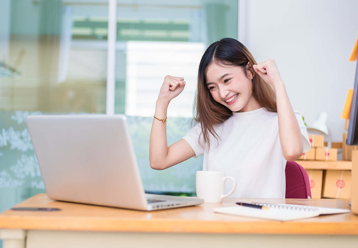 亞洲女性用筆電慶祝成功 壁紙