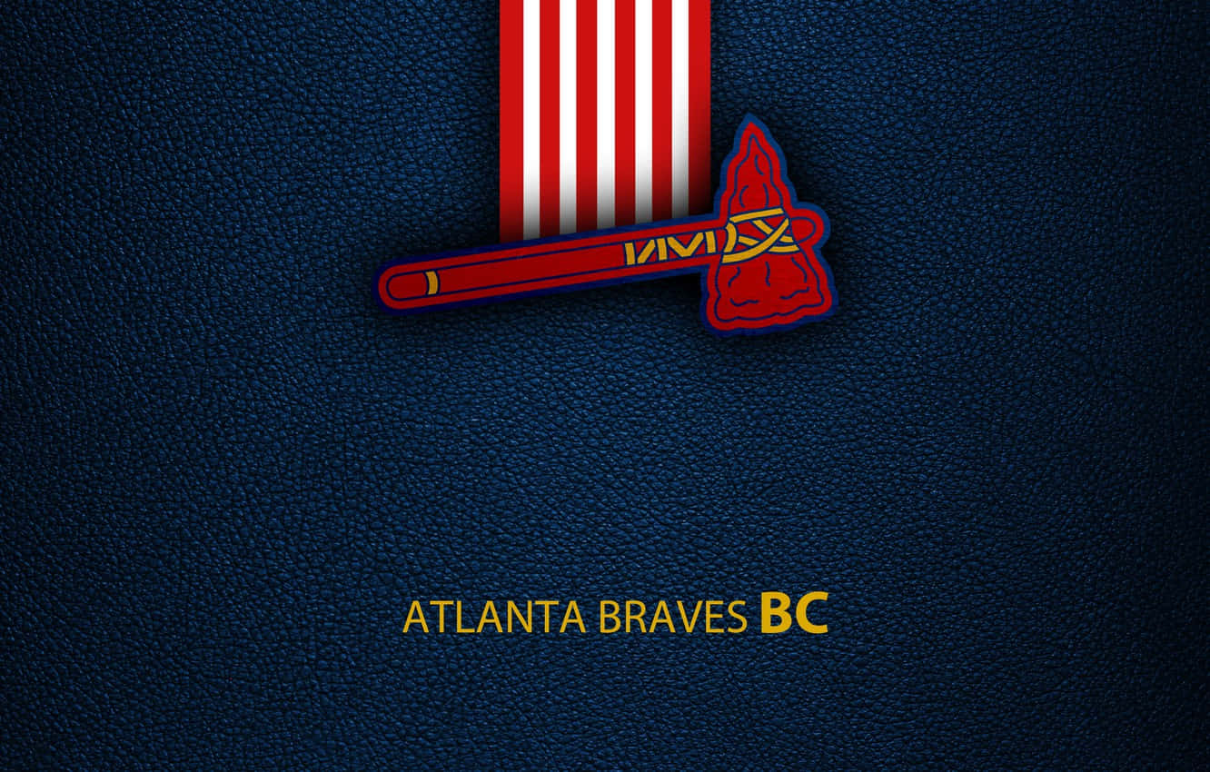 Atlanta Braves Desktop 桌布 壁紙 — 亞特蘭大勇士隊標誌別針，紅白條紋，置於深藍色紋理皮革背景上。