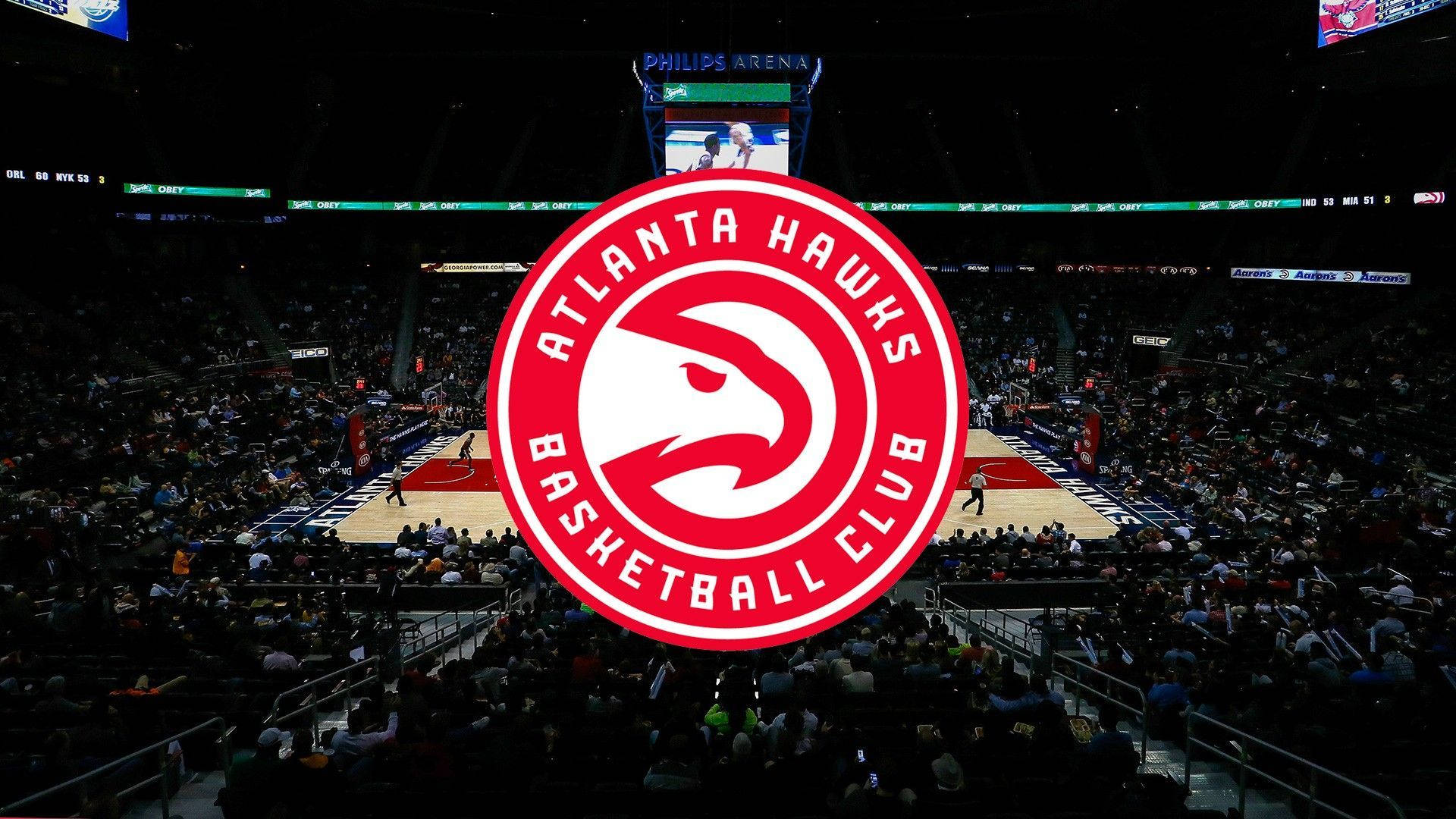 Hawks 桌布 壁紙 — 亞特蘭大老鷹隊籃球場在明亮的場館燈光下，比賽期間擠滿了球迷。