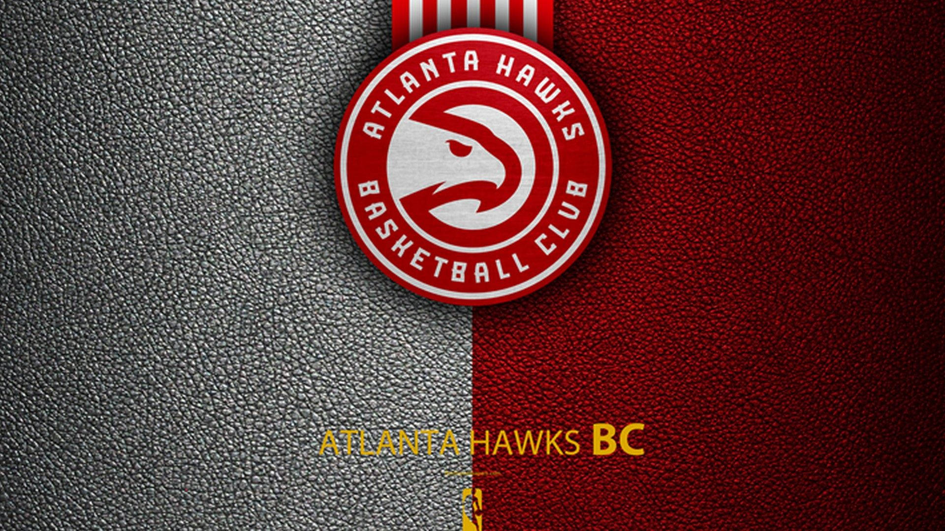 Hawks 桌布 壁紙 — 亞特蘭大老鷹隊籃球標誌居中於分割的灰色和紅色紋理背景上，下方有球隊名稱。