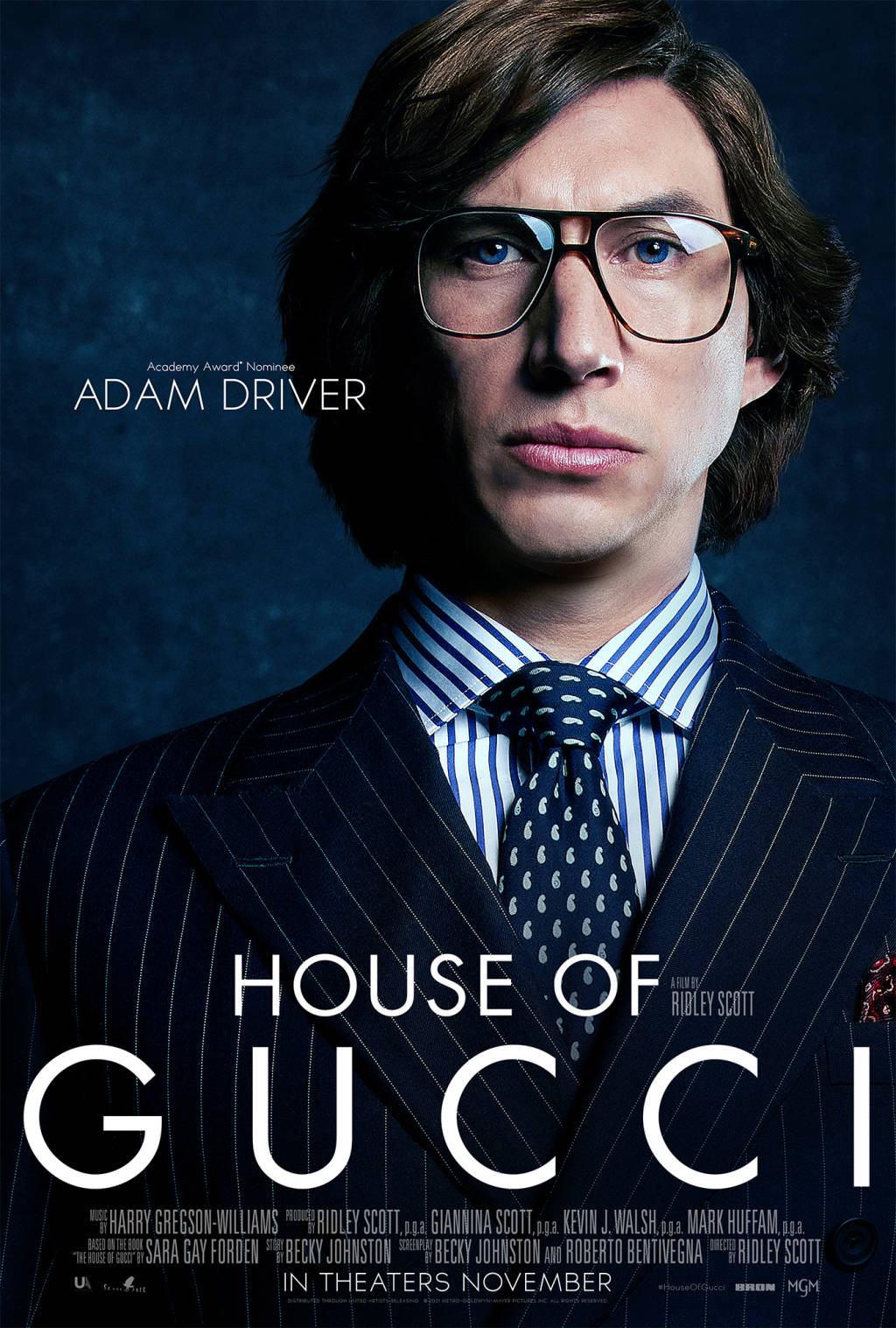 演員亞當·崔佛穿著細條紋西裝和眼鏡的《古馳之家》電影海報。 — Gucci 之家 壁紙