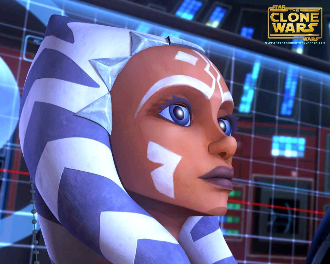 Ahsoka Tano 桌布 壁紙 — 亞蘇卡·譚諾的近距離特寫，她戴著標誌性的藍白頭飾，在一個高科技控制室內專注地凝視。