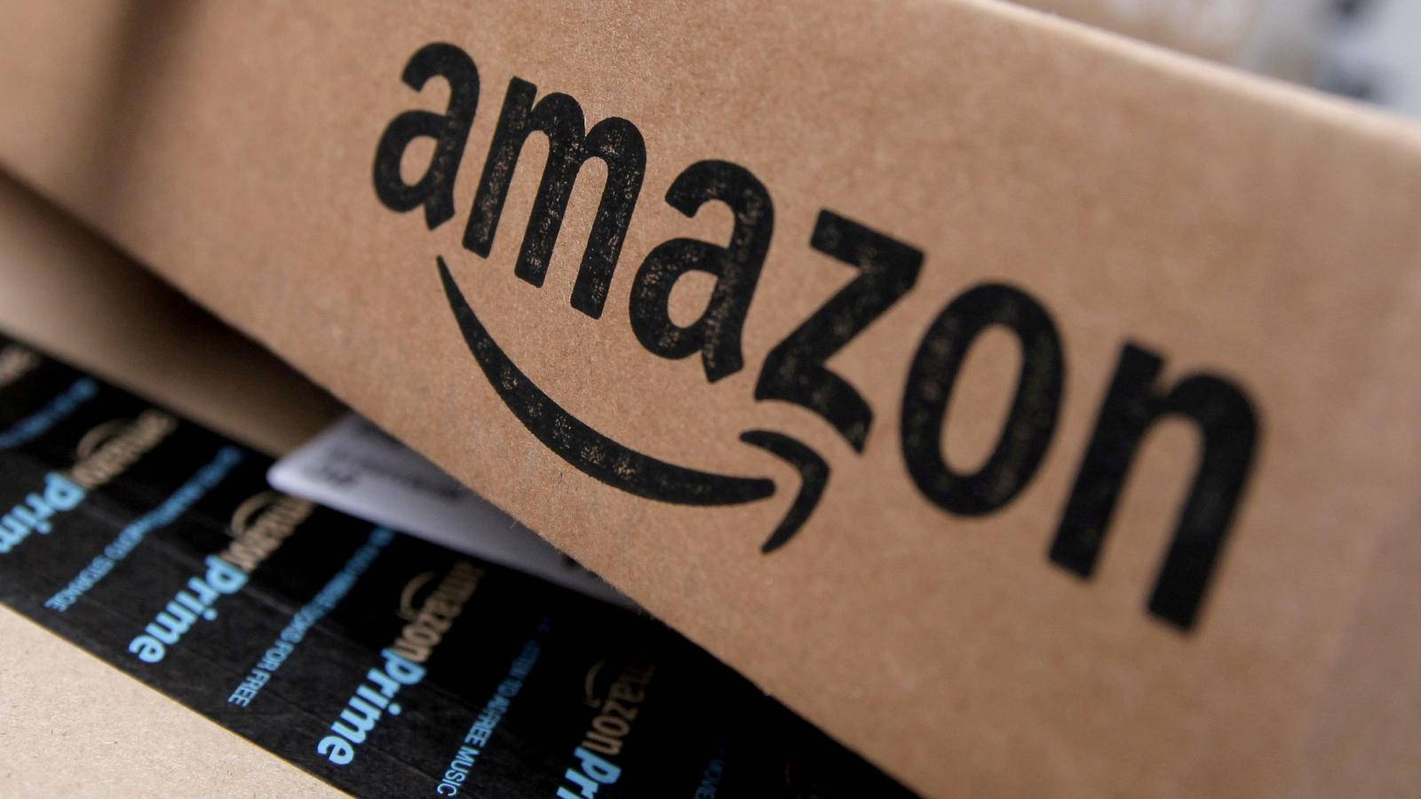 Amazon Prime 桌布 壁紙 — 亞馬遜棕色紙箱的特寫，Prime 運送標籤部分可見於其下。