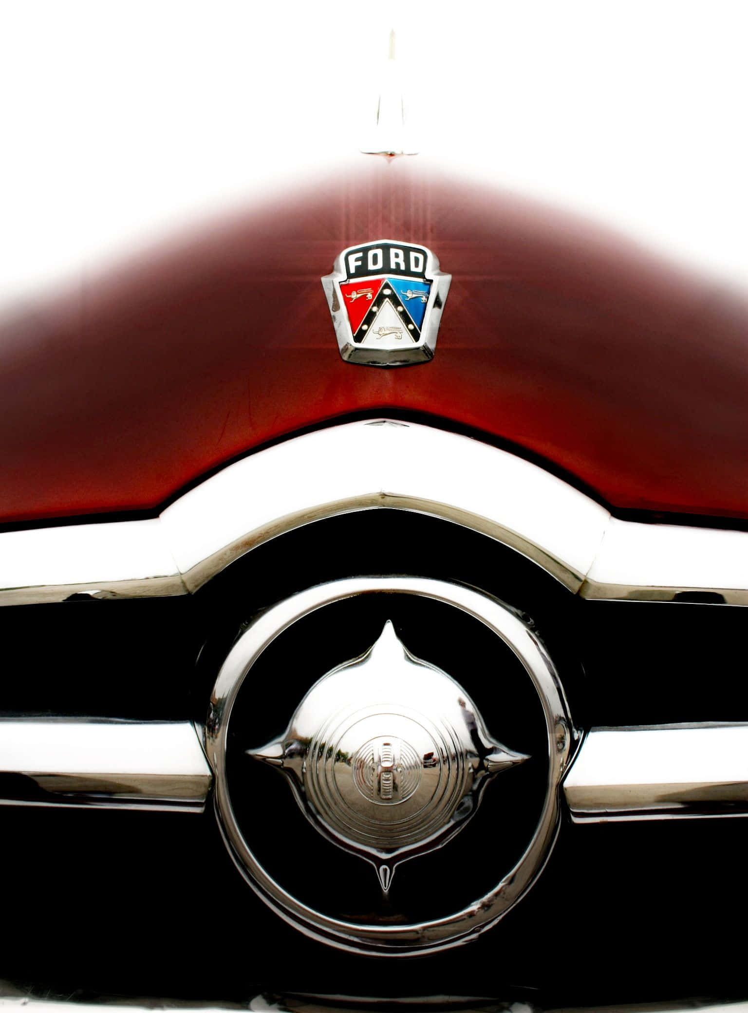 Ford Logo 桌布 壁紙 — 亮白色背景上，經典福特汽車引擎蓋飾件和鍍鉻格柵的特寫。