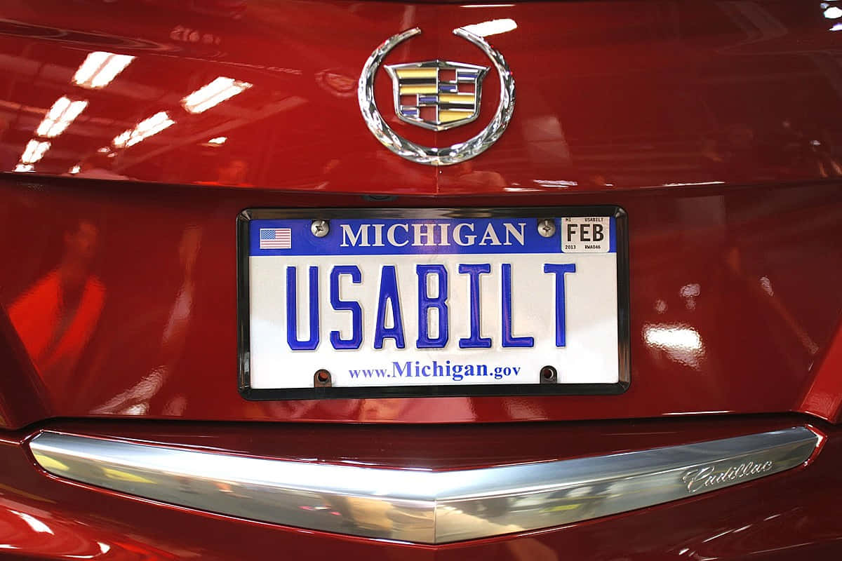 License Plate 桌布 壁紙 — 亮紅色Cadillac車尾特寫，帶有密西根州車牌，上面寫著USABILT。
