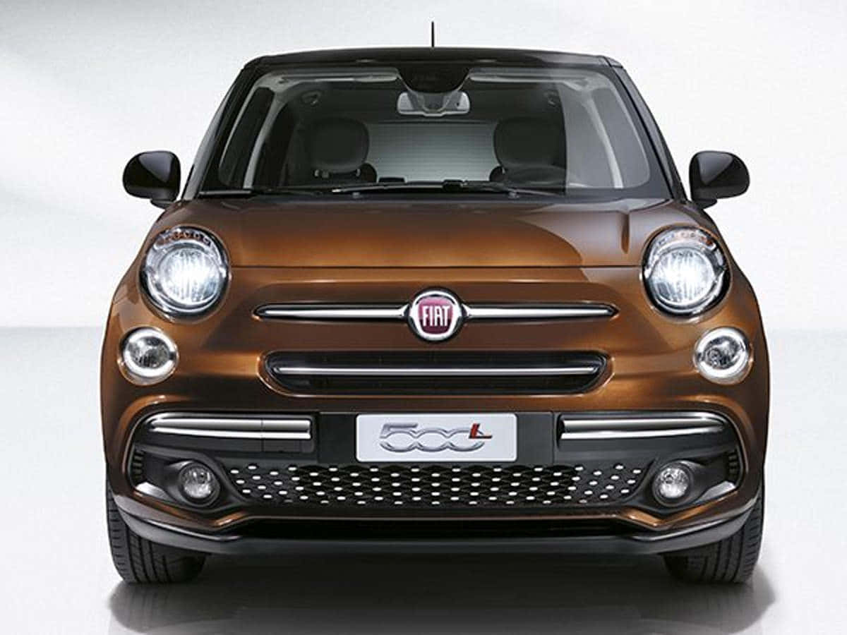 Fiat 桌布 壁紙 — 亮麗青銅色 Fiat 500L 小型房車正面視圖，背景為潔白工作室。