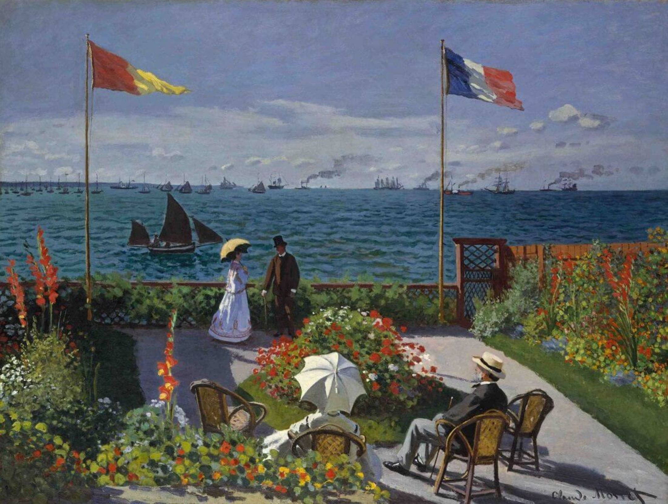 Monet 桌布 壁紙 — 人們在一個充滿活力的花園中放鬆，俯瞰著繁忙的大海，有帆船和旗幟，天空部分多雲。