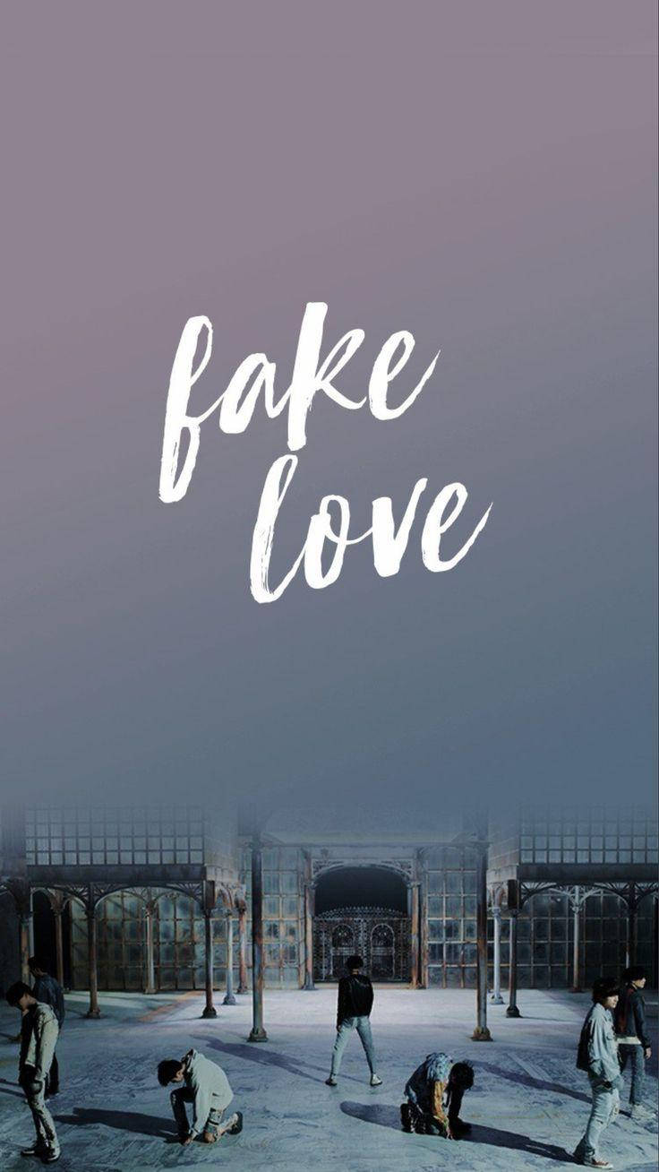 Typography 桌布 壁紙 — 人們在紫色天空下霧氣瀰漫的空庭院中鞠躬，帶有「fake love」文字。