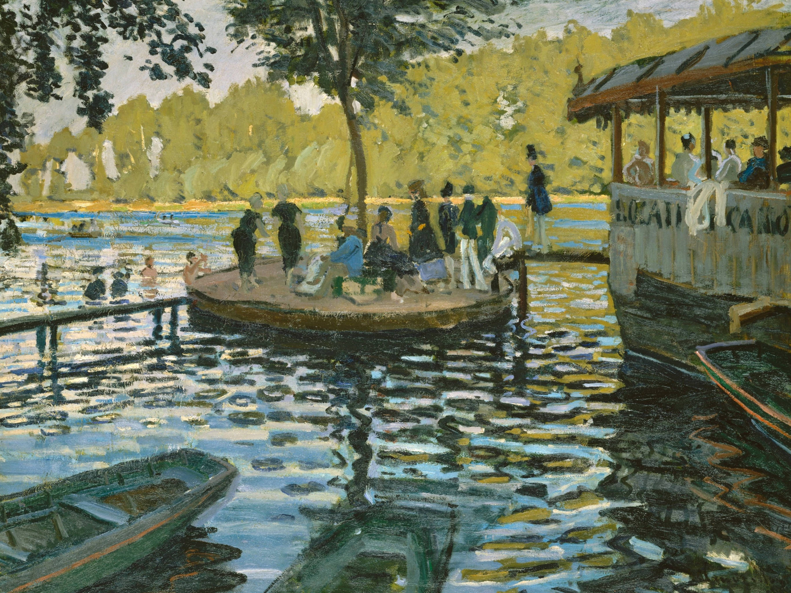 Monet 桌布 壁紙 — 人們聚集在一艘木船和碼頭旁，旁邊是一條閃閃發光的河流，天空明亮，綠樹成蔭。