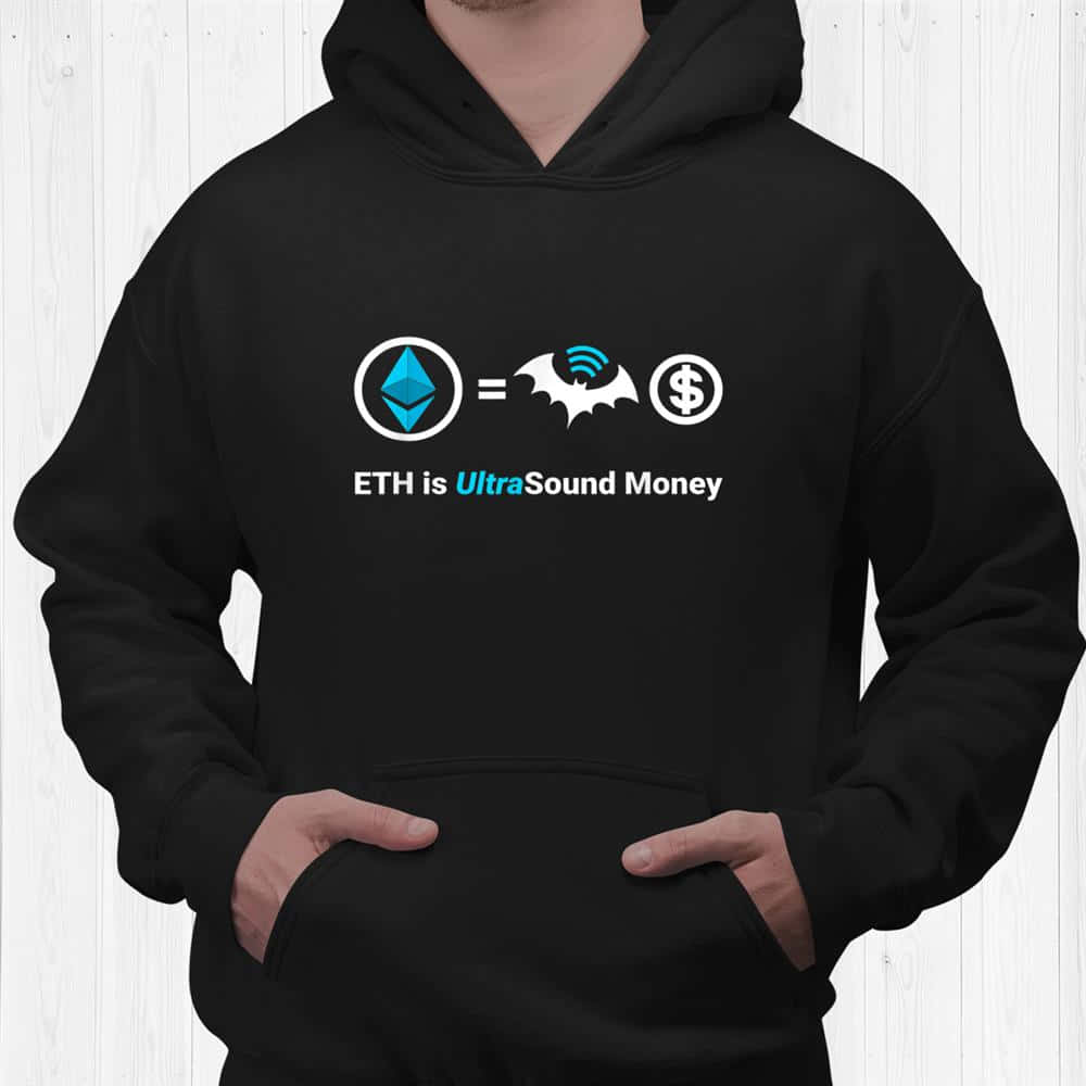 企鵝 桌布 壁紙 — 人物穿著黑色連帽衫，上面有圖案寫著 ETH equals UltraSound Money，並帶有以太坊蝙蝠和美元符號。