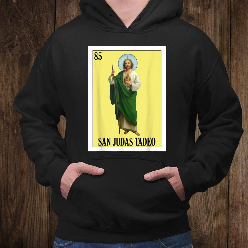 religion 桌布 壁紙 — 人物穿著黑色連帽衫，正面有聖猶達達陡的宗教插圖，背景為木牆。