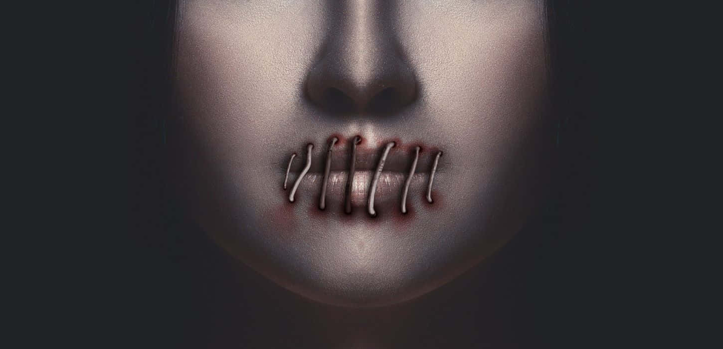 silence 桌布 壁紙 — 人物臉部特寫，嘴唇被粗白線縫合，背景深色。