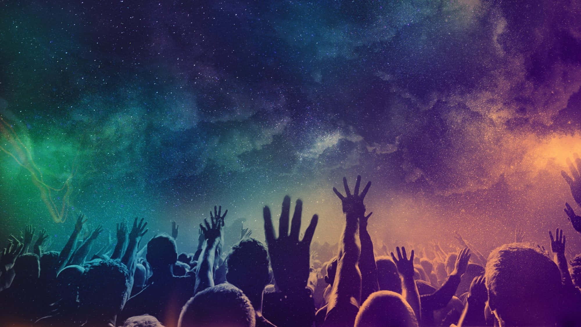 人物 桌布 壁紙 — 人群剪影在充滿活力的宇宙天空下舉起雙手，天空中有綠色星雲和星雲。