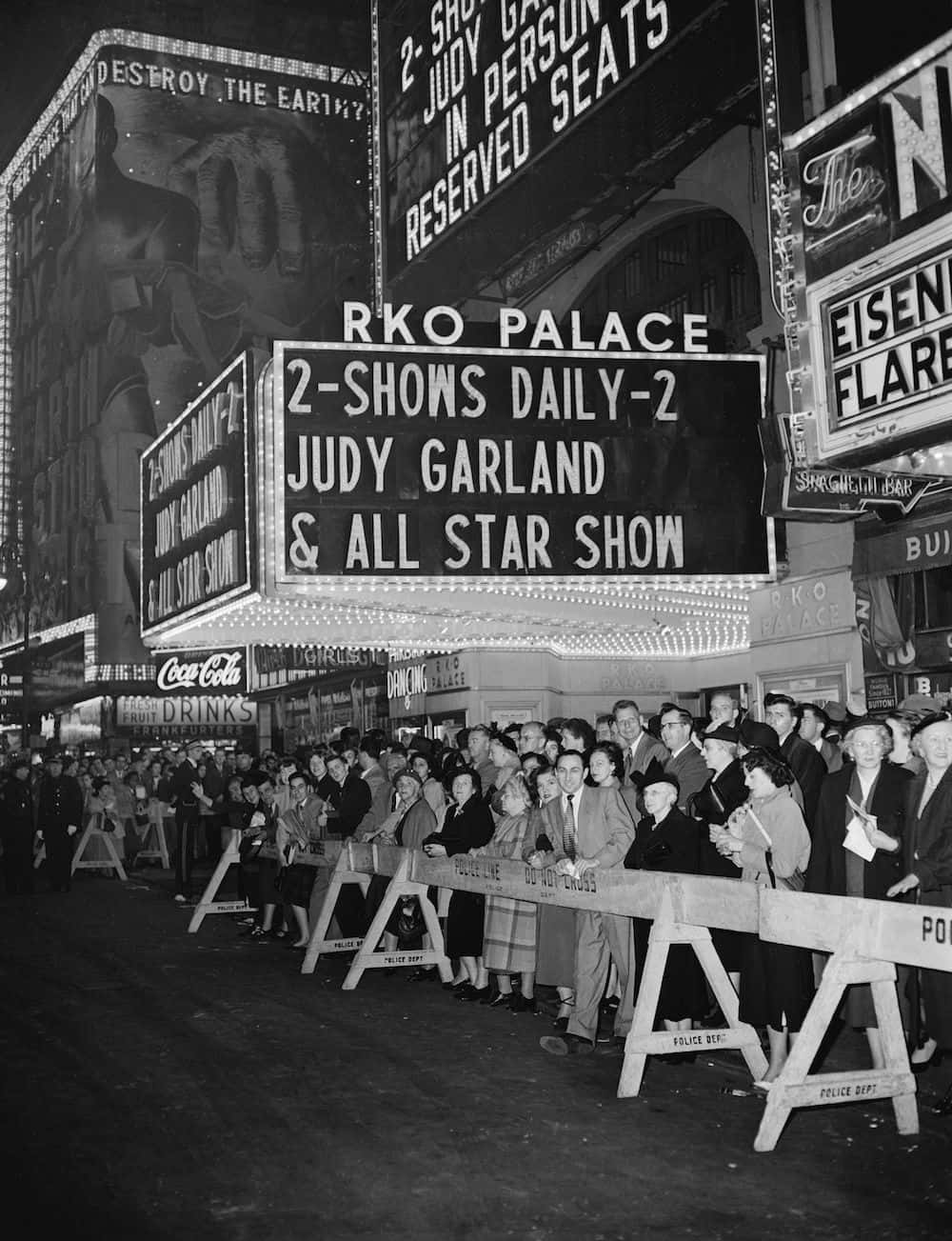 1950s 桌布 壁紙 — 人群在晚上聚集在RKO Palace劇院外，在發光的招牌下觀看Judy Garland的表演。